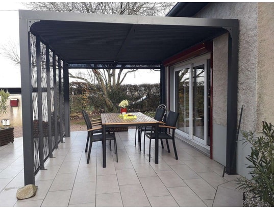 HABRITA - Pergola bioclimatique + rideau manuel côté + panneaux moucha...