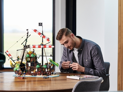 LEGO Piraten van Barracuda Baai (21322)