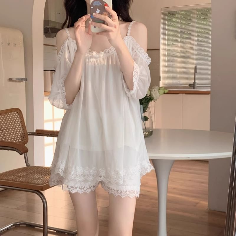 Dazzli - Pyjamaset: Top met elleboogmouwen, blote schouders, effen strik en geborduurde rand + shorts