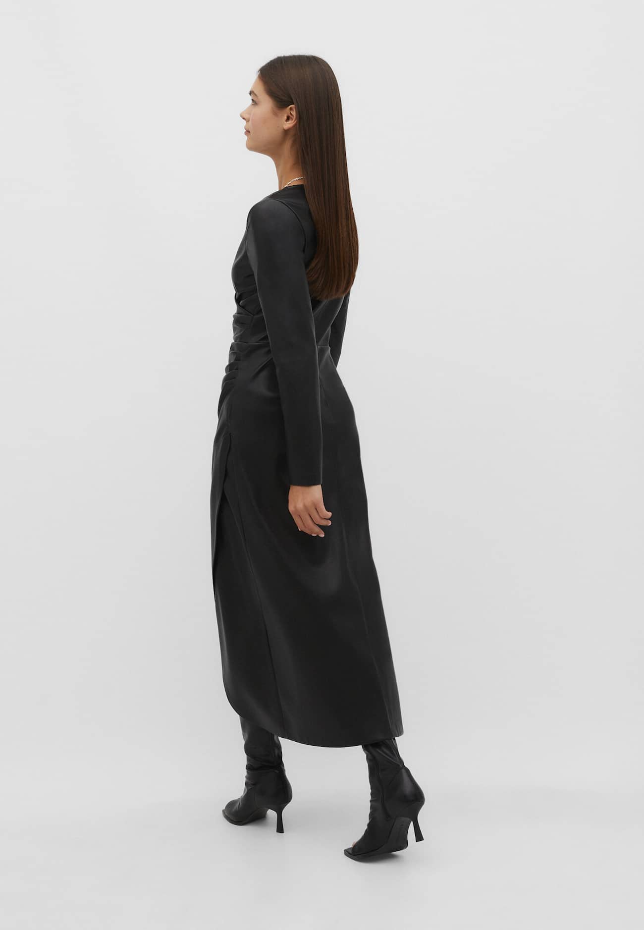 Vestido midi com efeito de couro e franzido