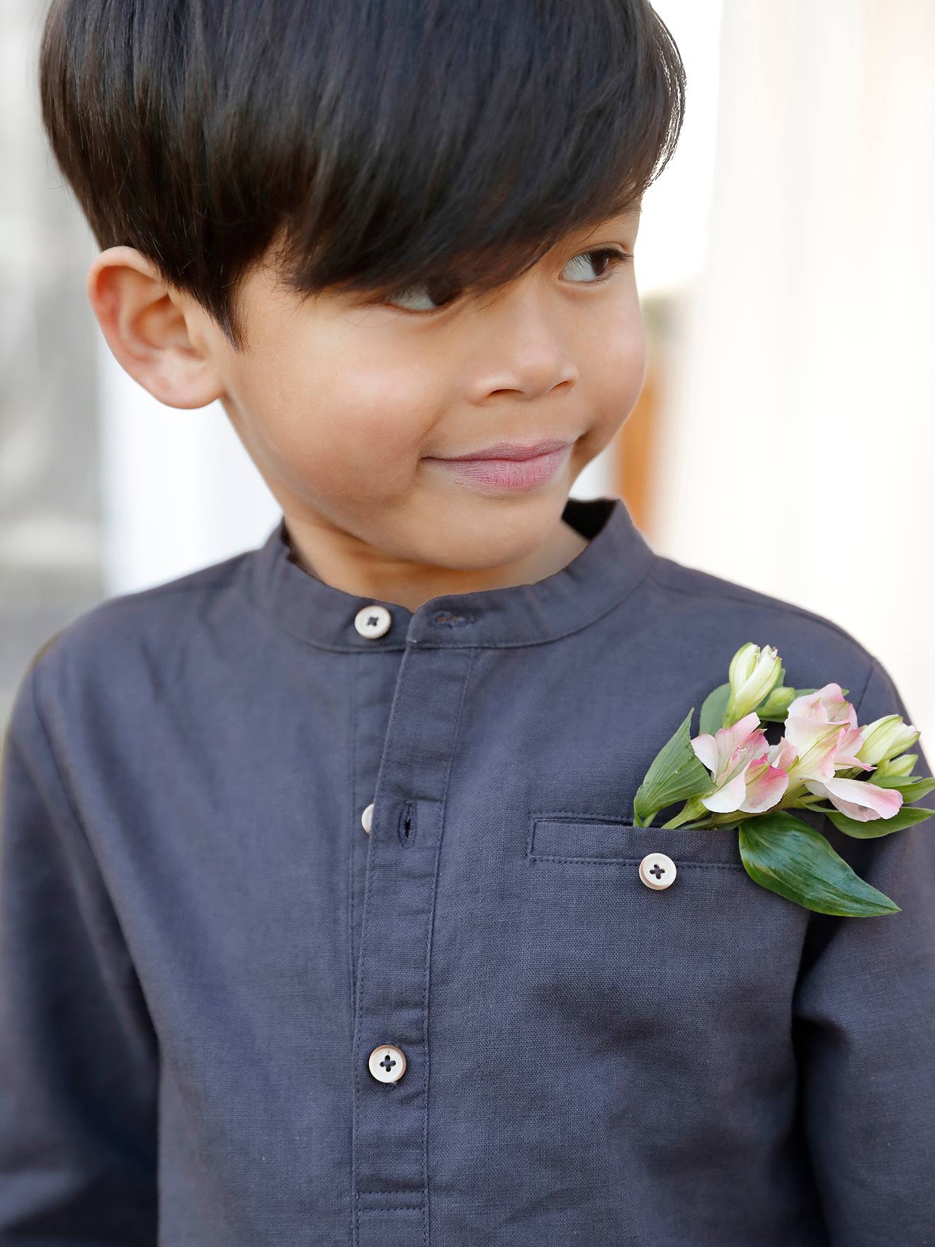 Camisa infantil de linho/algodão com gola mandarim, mangas compridas, cor azul-marinho lisa.