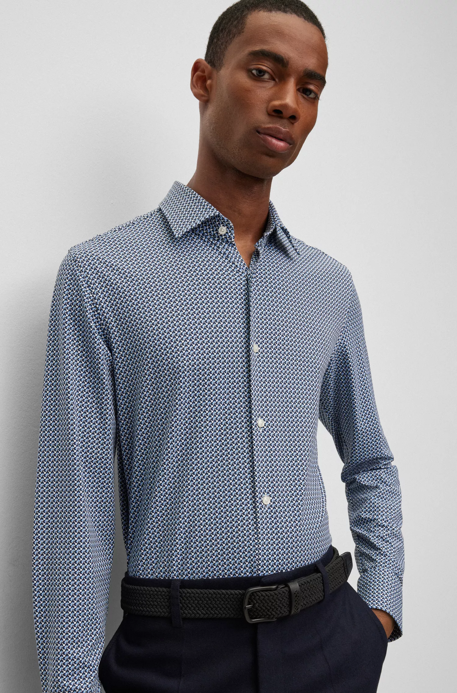 Camisa BOSS preta de corte slim em tecido elástico de alta performance com estampa.