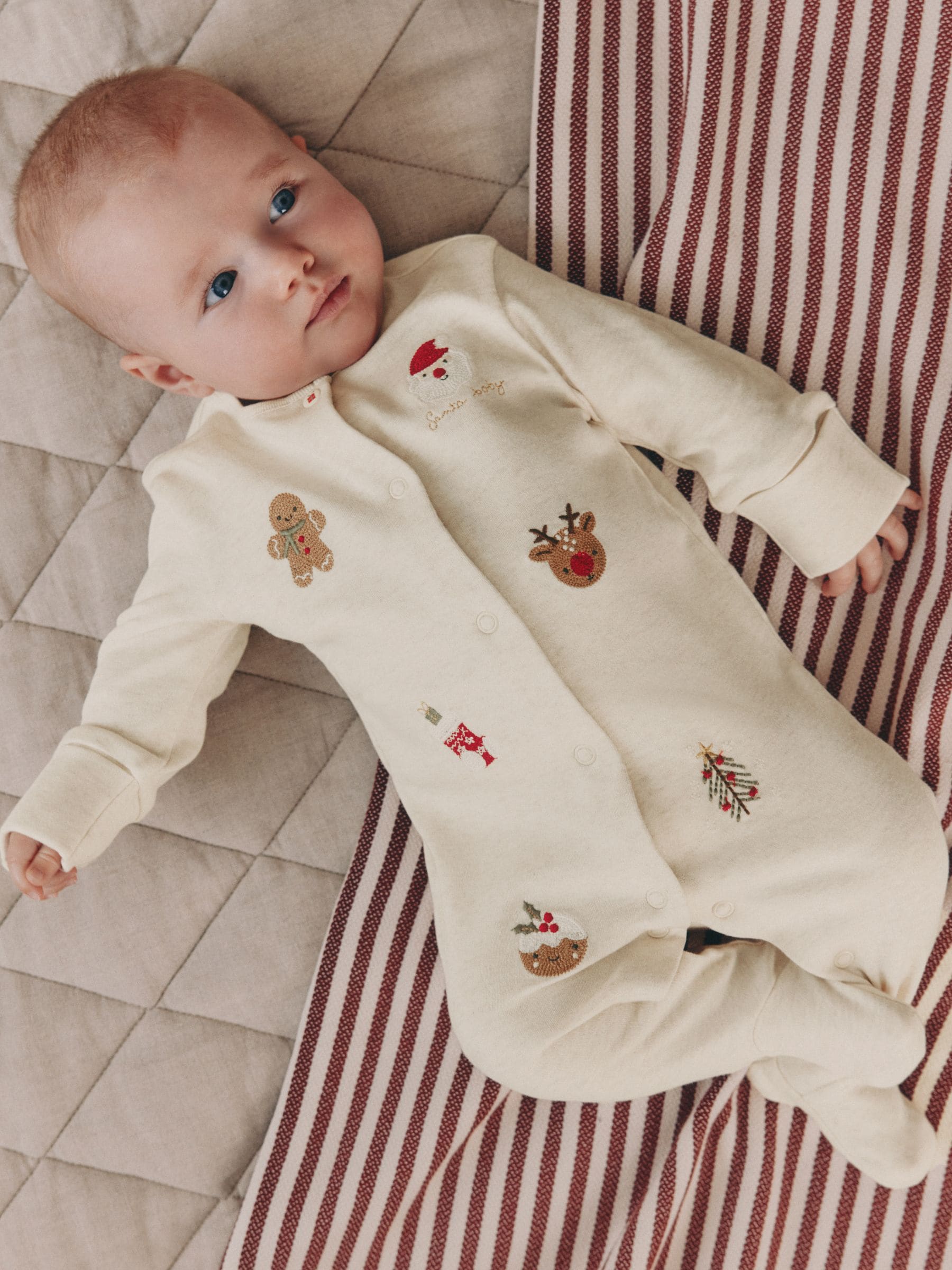 Crème - Kerstbabypyjama met figuurtjes (0mnd-3jr)