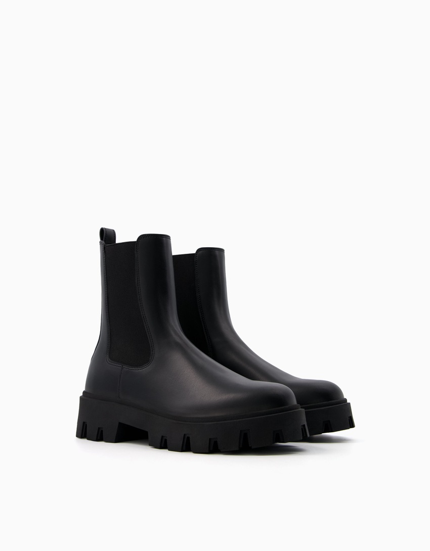 Botas Chelsea com sola tratorada