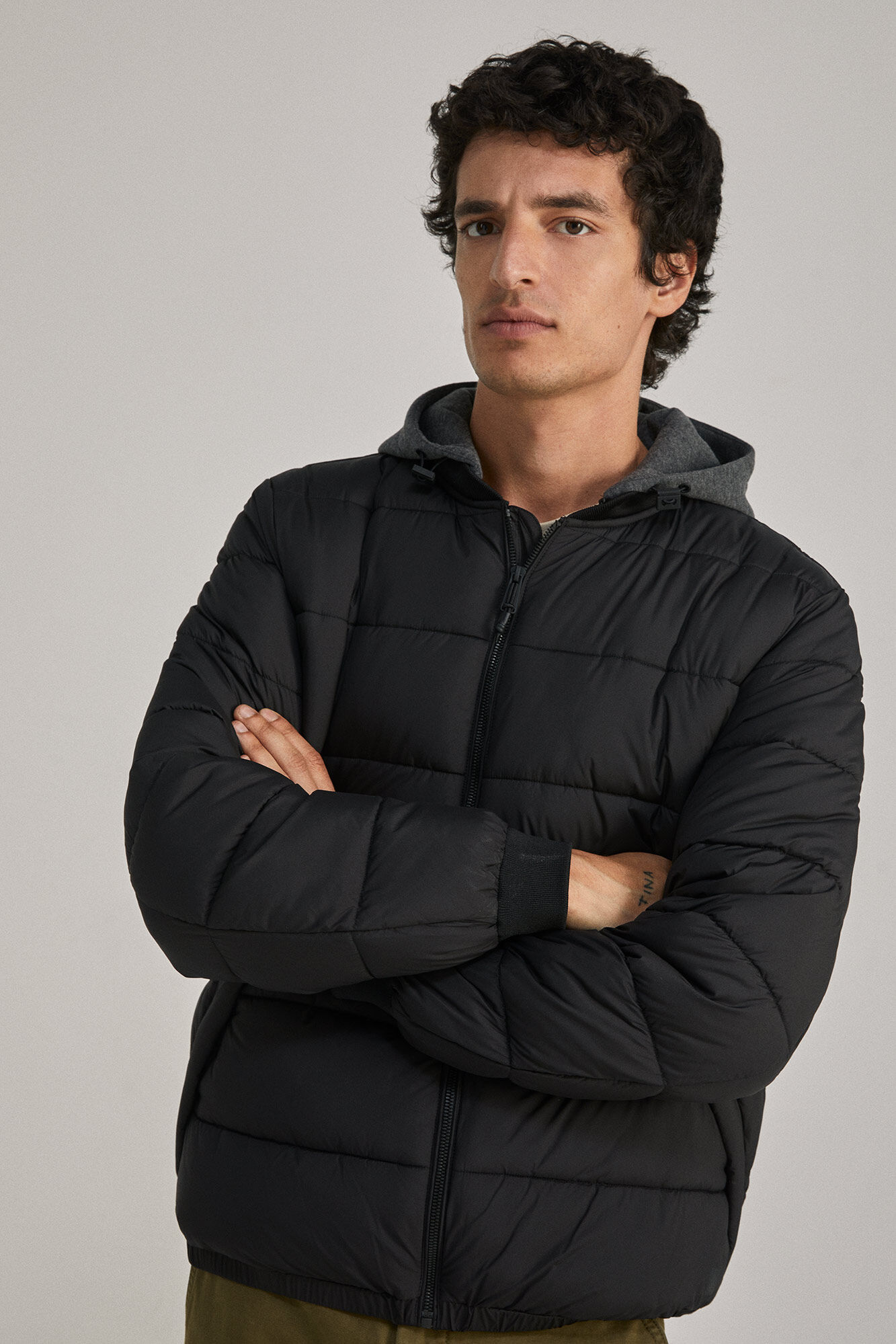 Jaqueta bomber com capuz acolchoado - preta