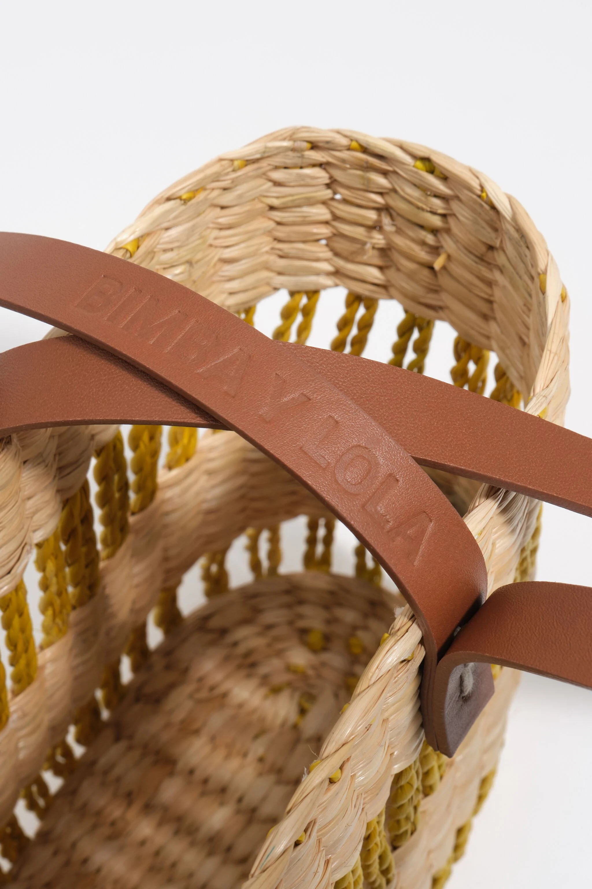 Pequena cesta de ráfia cor mostarda