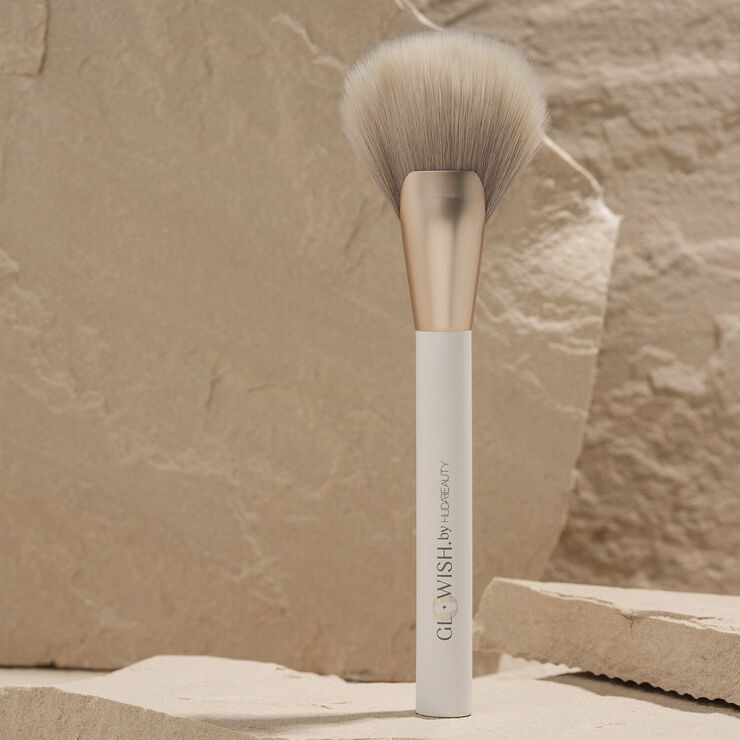 Huda Beauty Glowish - Airbrush finish - Complexion brush