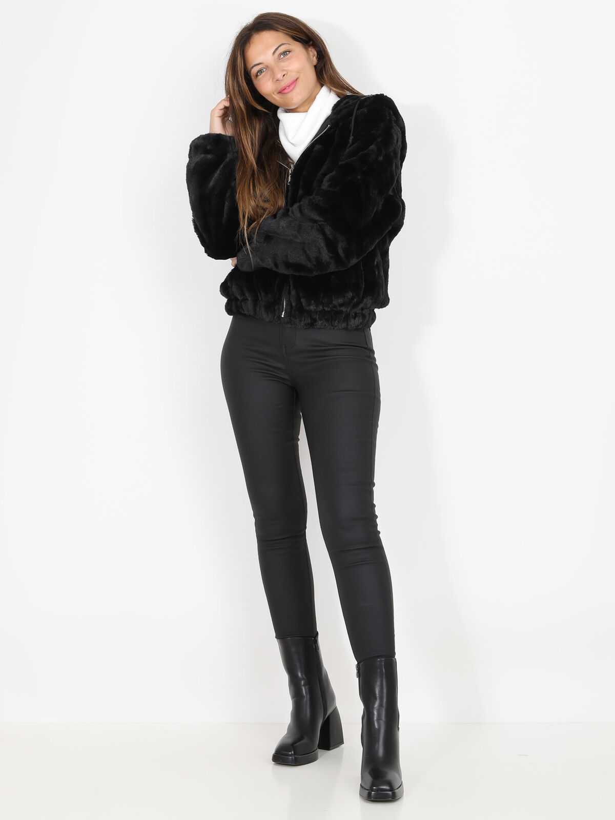 Manteau court à fausse fourrure- Noir