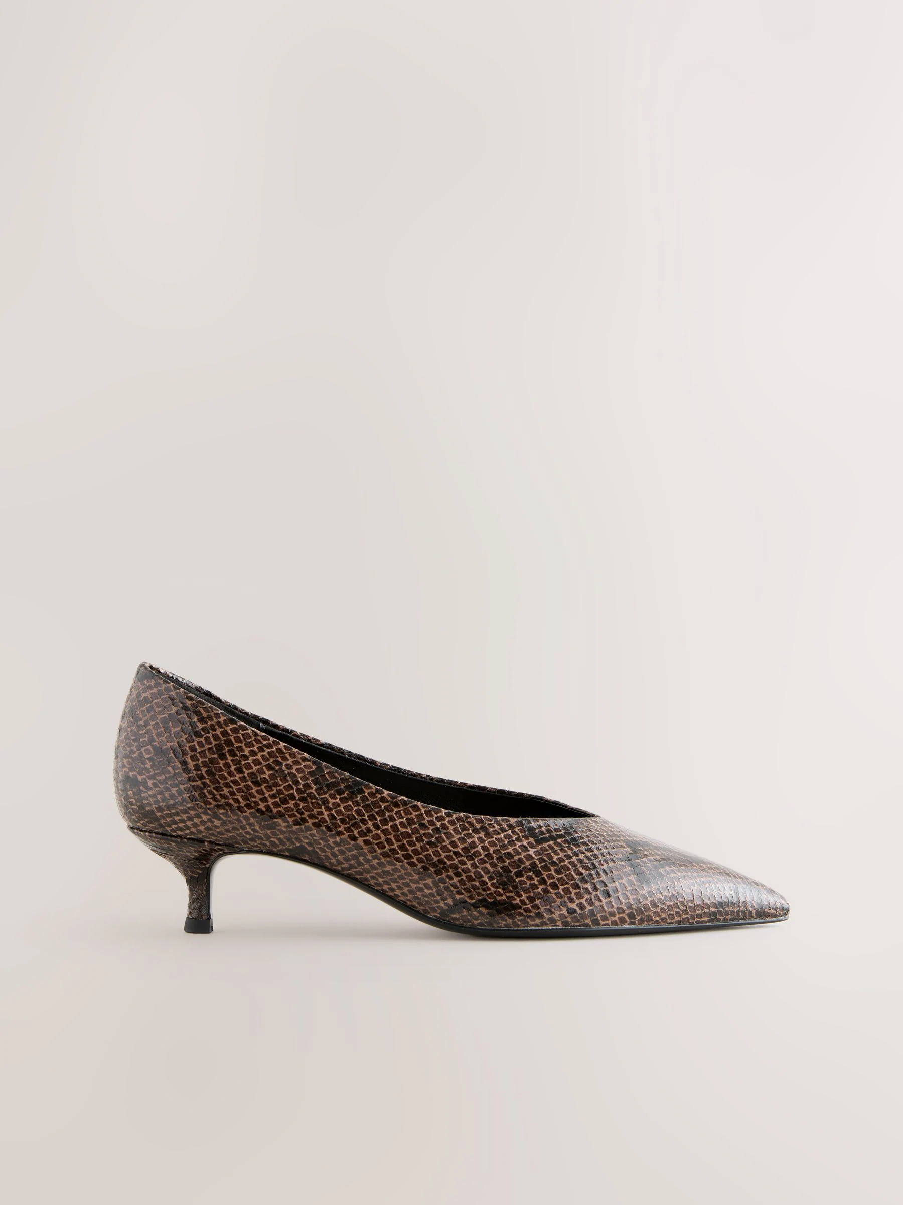 Chocoladebruin - Puntige lage naaldhakken schoenen
