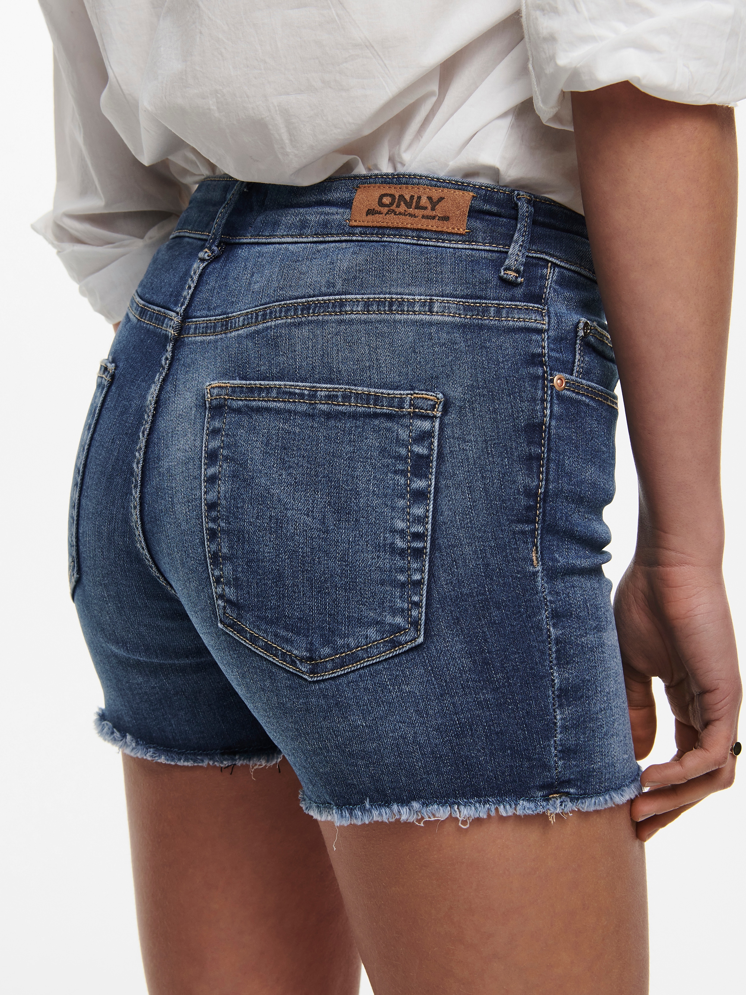 ONLY Jeansshorts »ONLBLUSH – Jeansshorts mit fransigem Saum«, Abriebeffekte, modisch, skinny fit, Rundhals, regular fit