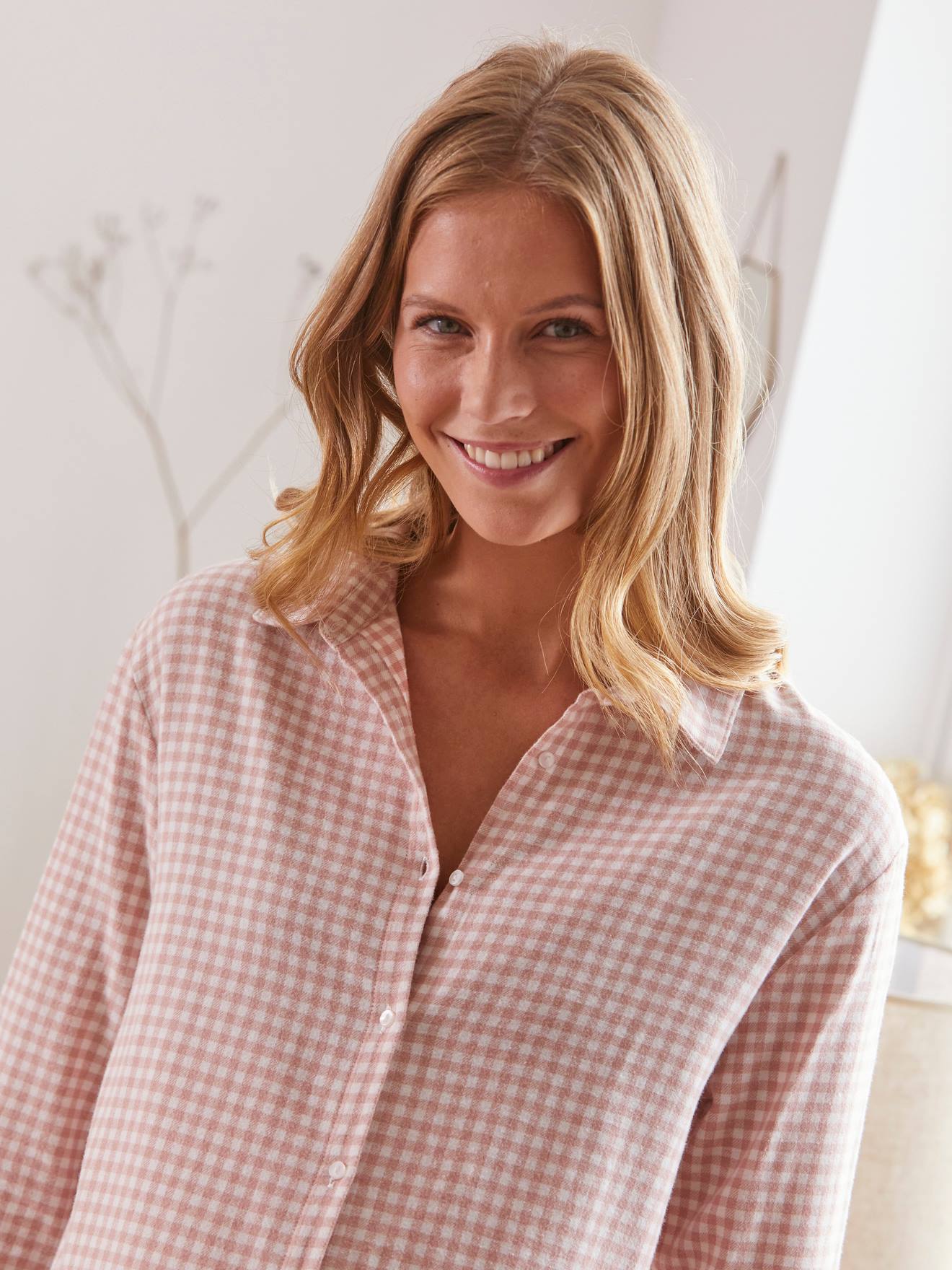 Camisola de dormir para gestantes e lactantes em xadrez rosa claro, ideal para usar em casa durante a gravidez e amamentação.