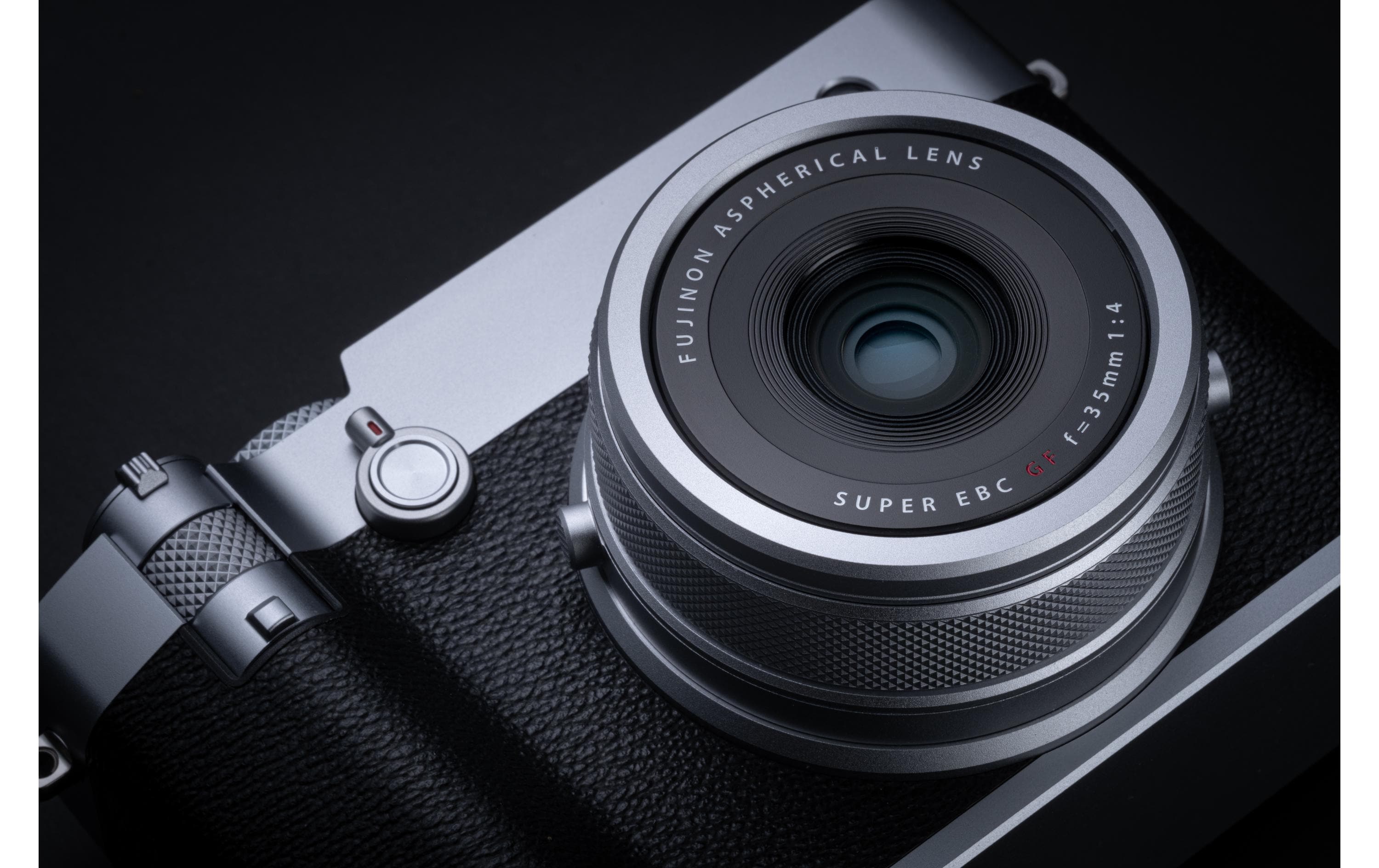 Fotokamera GFX 100RF Silber<br>GFX-Kamera mit fest verbautem Objektiv und bringt die Mittelformat-Bildqualität in ein ultrakompaktes Design