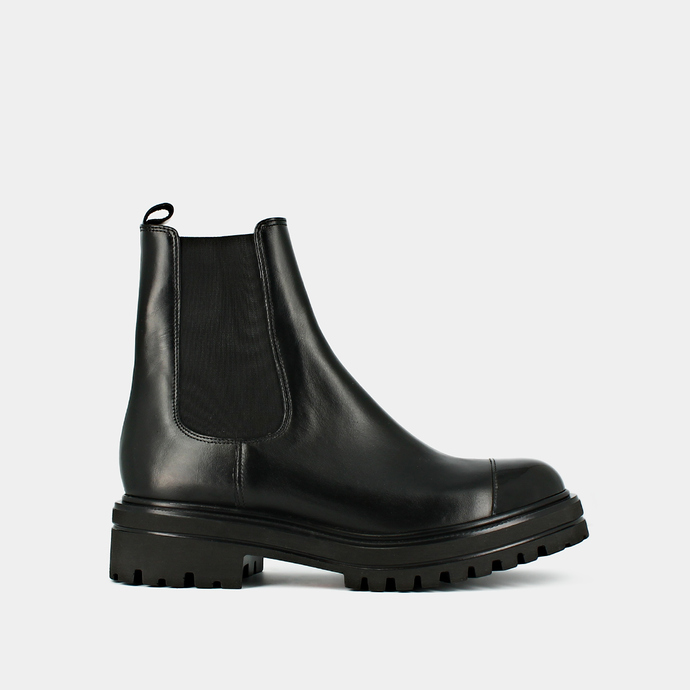 Boots à bouts ronds et semelles crantées...  en cuir et vernis noir