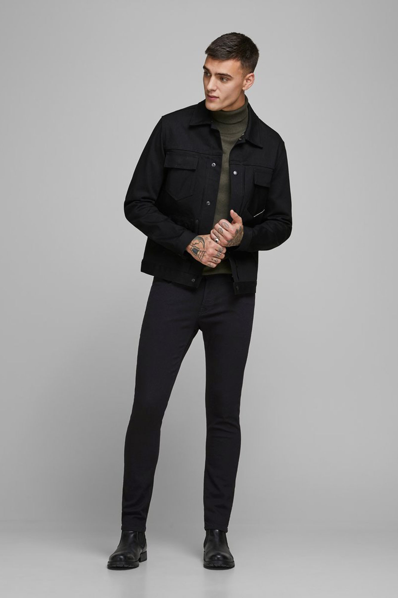 calça jeans slim fit afunilada