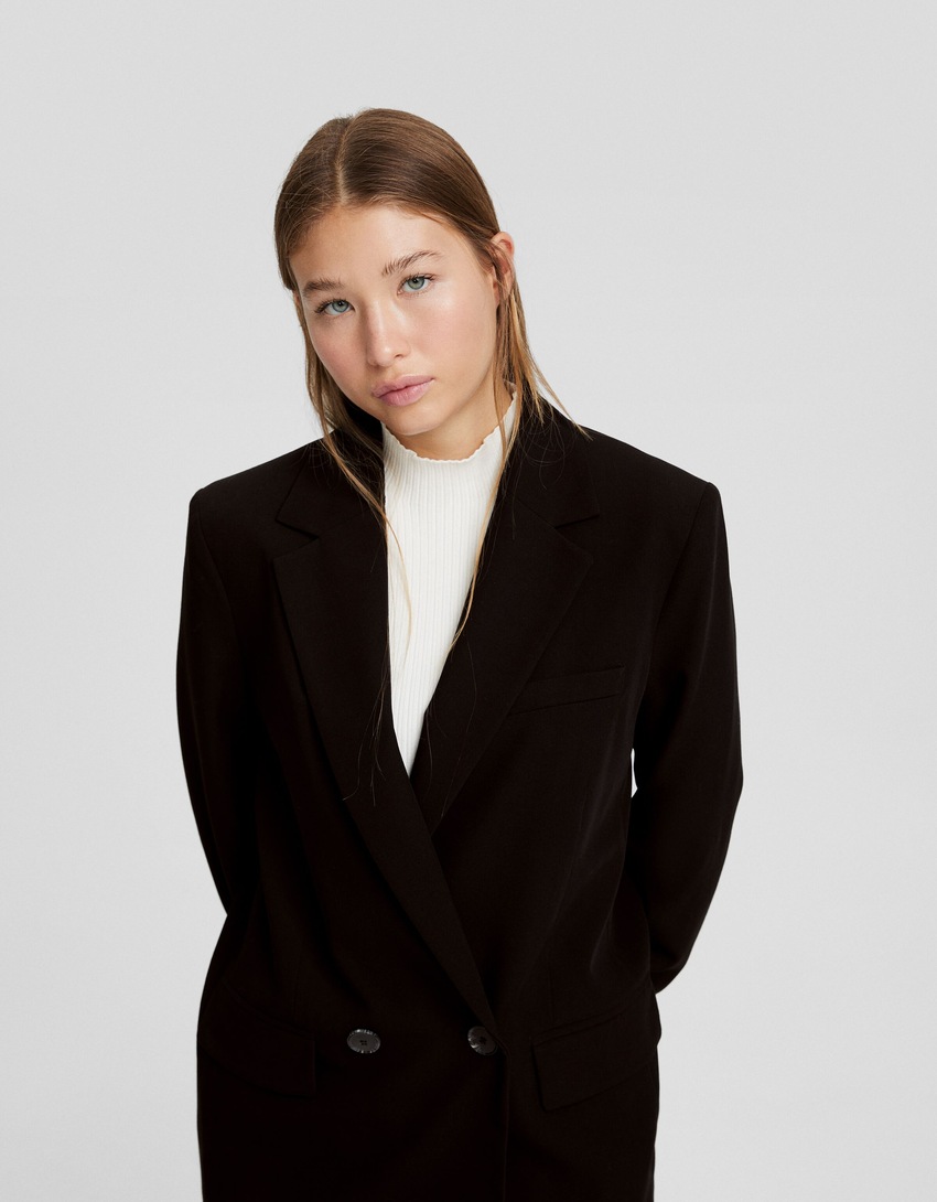 Blazer feminino de corte regular e abotoamento duplo.