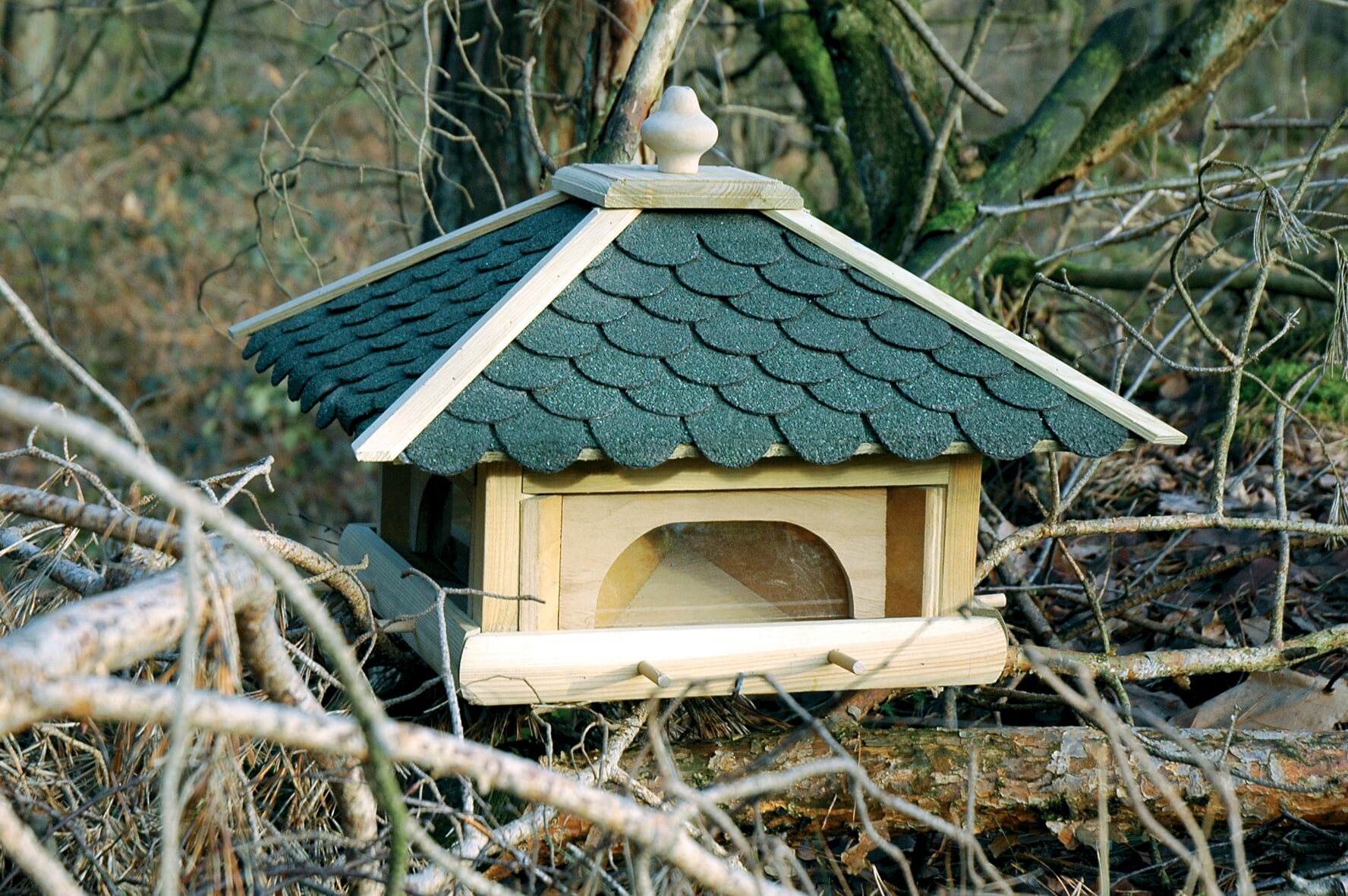 dobar Futterhaus mit grünen Bitumenschindeln inkl. Anflugstangen und 4 Futterbehältern