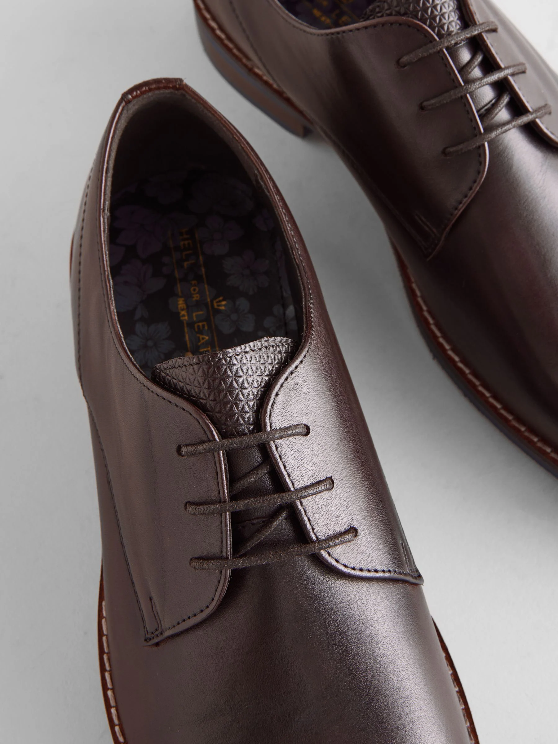 Bruin - Standaard pasvorm - Leren Derby-schoenen met contrasterende marineblauwe zool