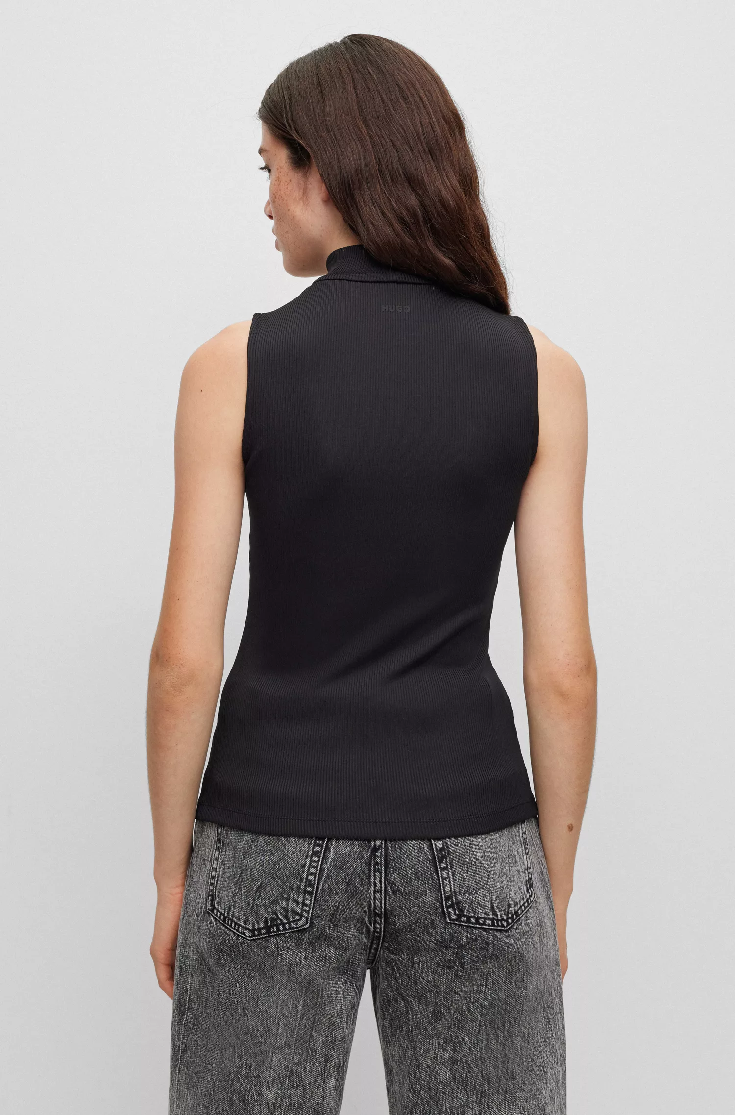 Blusa HUGO vermelha sem mangas com gola alta e detalhes vazados.
