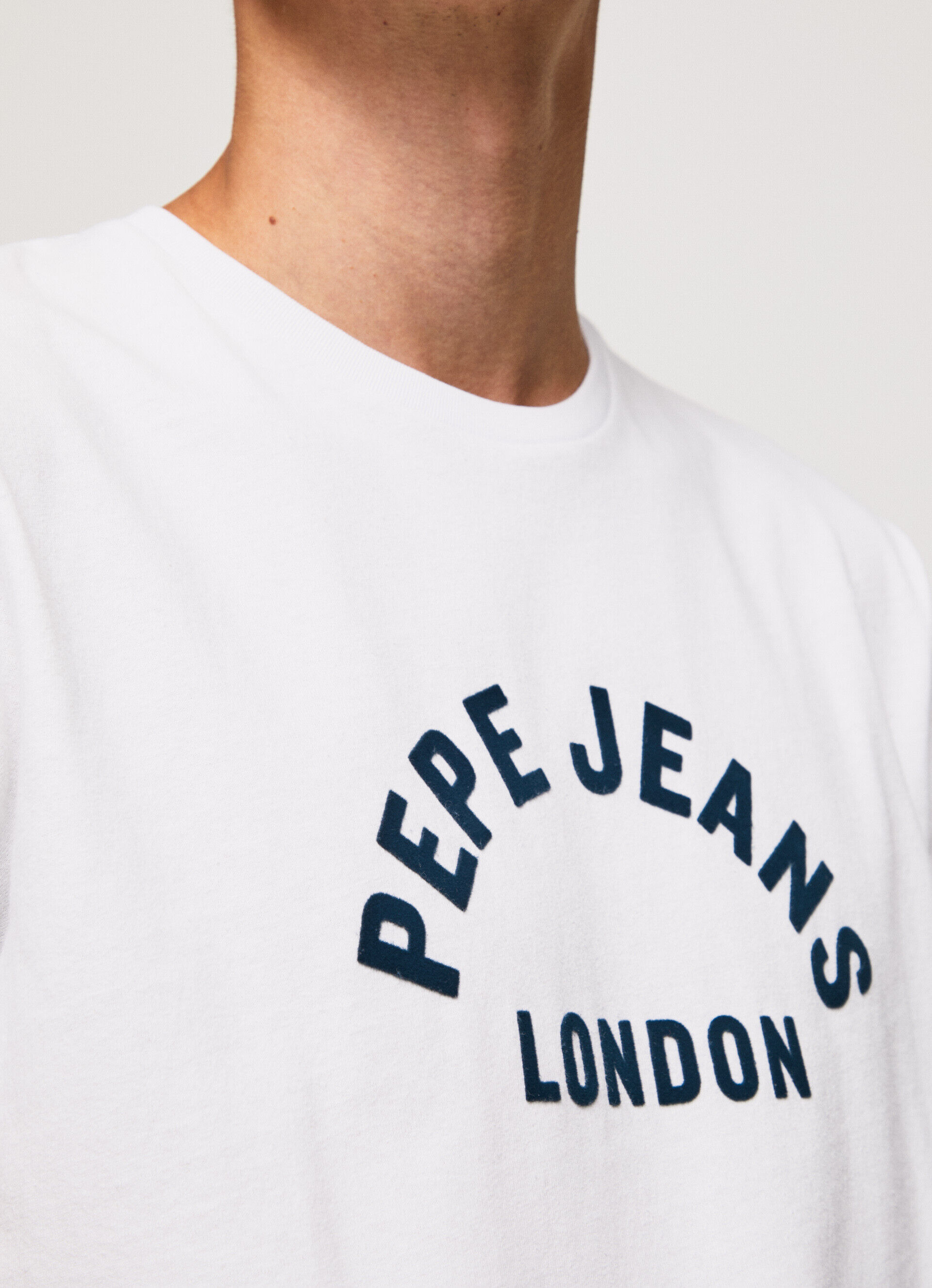 CAMISETA COM LOGOTIPO ESTAMPADO - branca