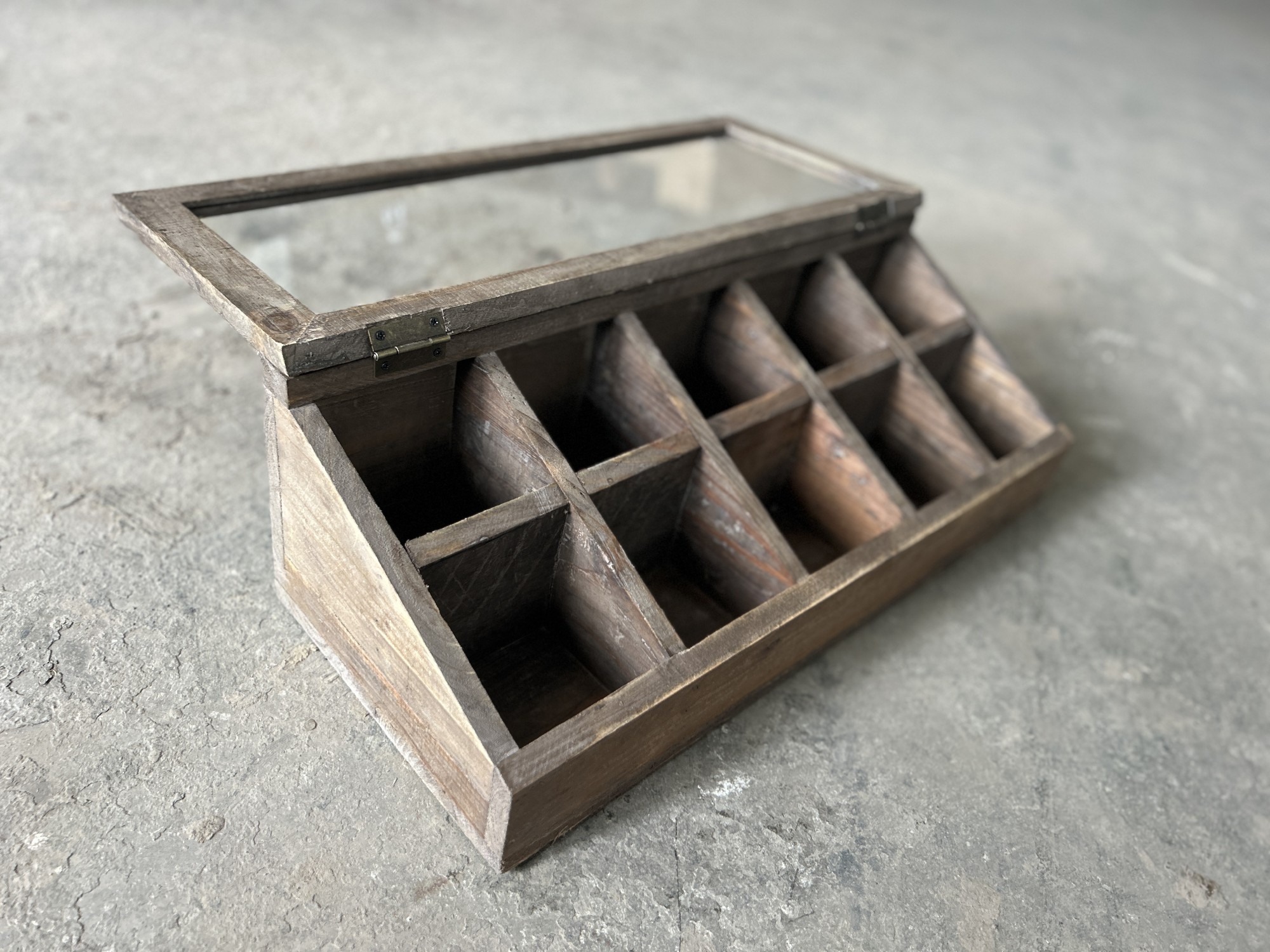 Schaukasten mit 10 Fächern, aus recyceltem Holz, B 635 cm, L 27 cm, H 20 cm von fischer's lagerhaus