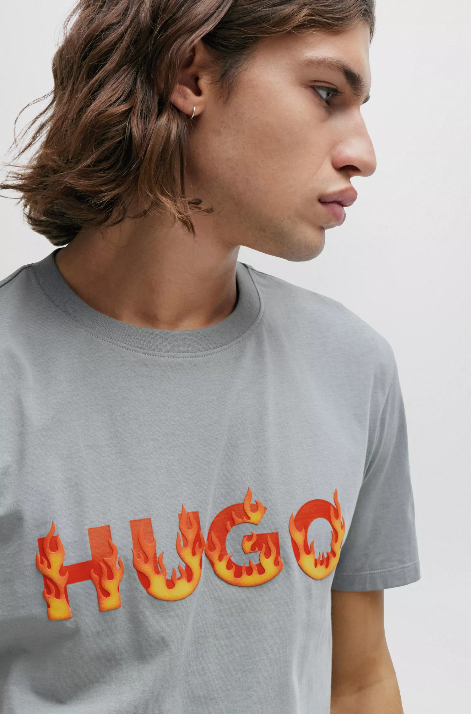 Camiseta HUGO vermelha em malha de algodão com logo de chama em relevo