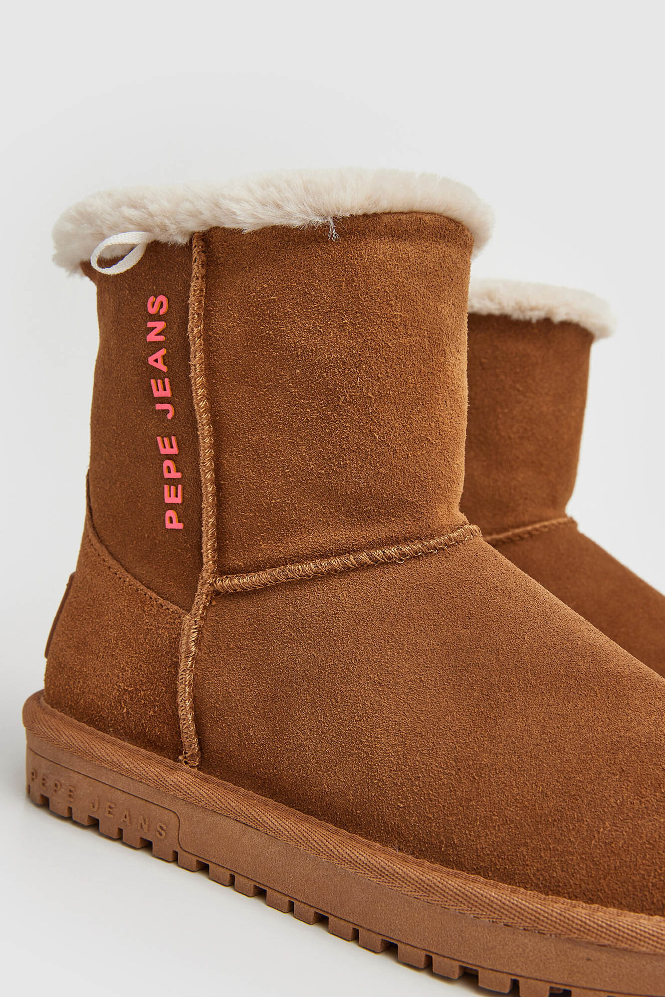 botas de camurça até o tornozelo