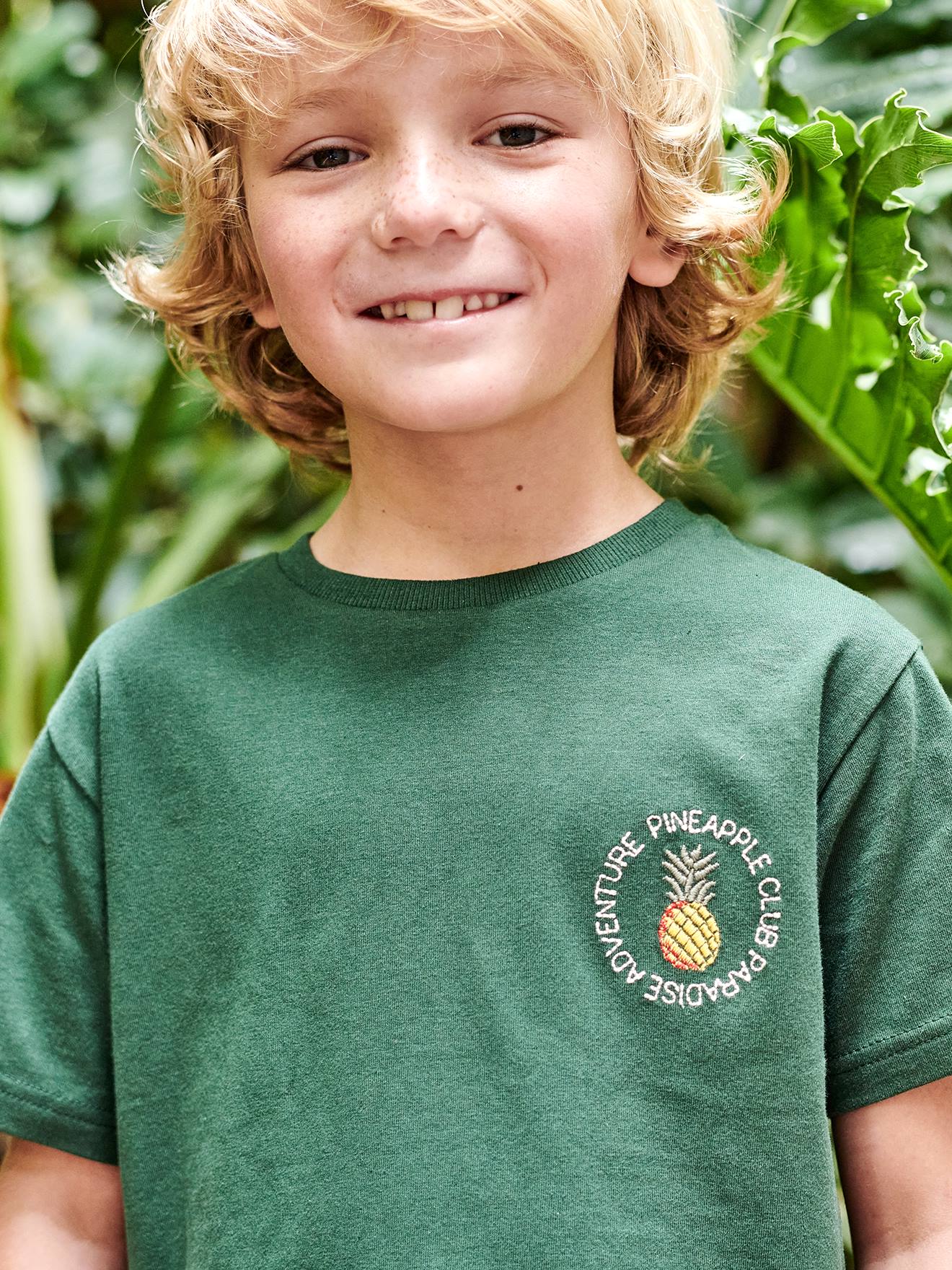 Camiseta verde pinho para meninos com bordado de abacaxi no peito.