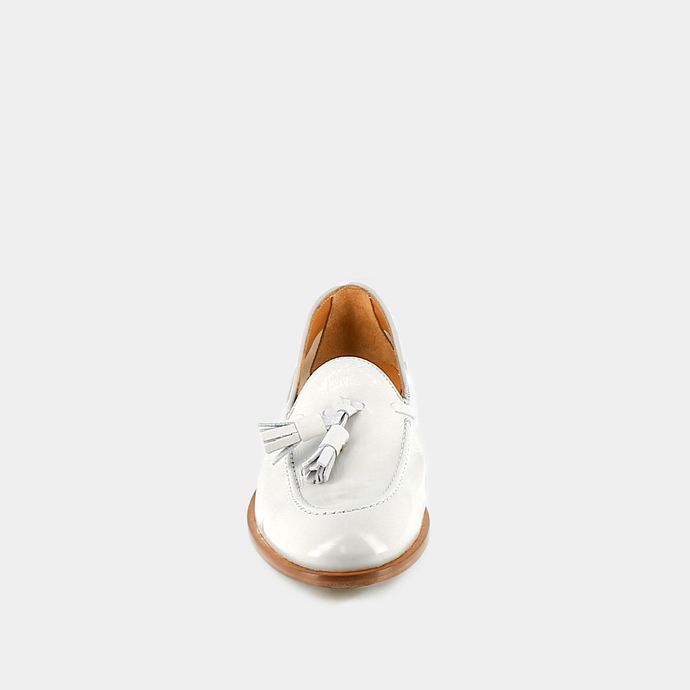 Mocassins à bouts ronds et pompons  en vernis plissé écru