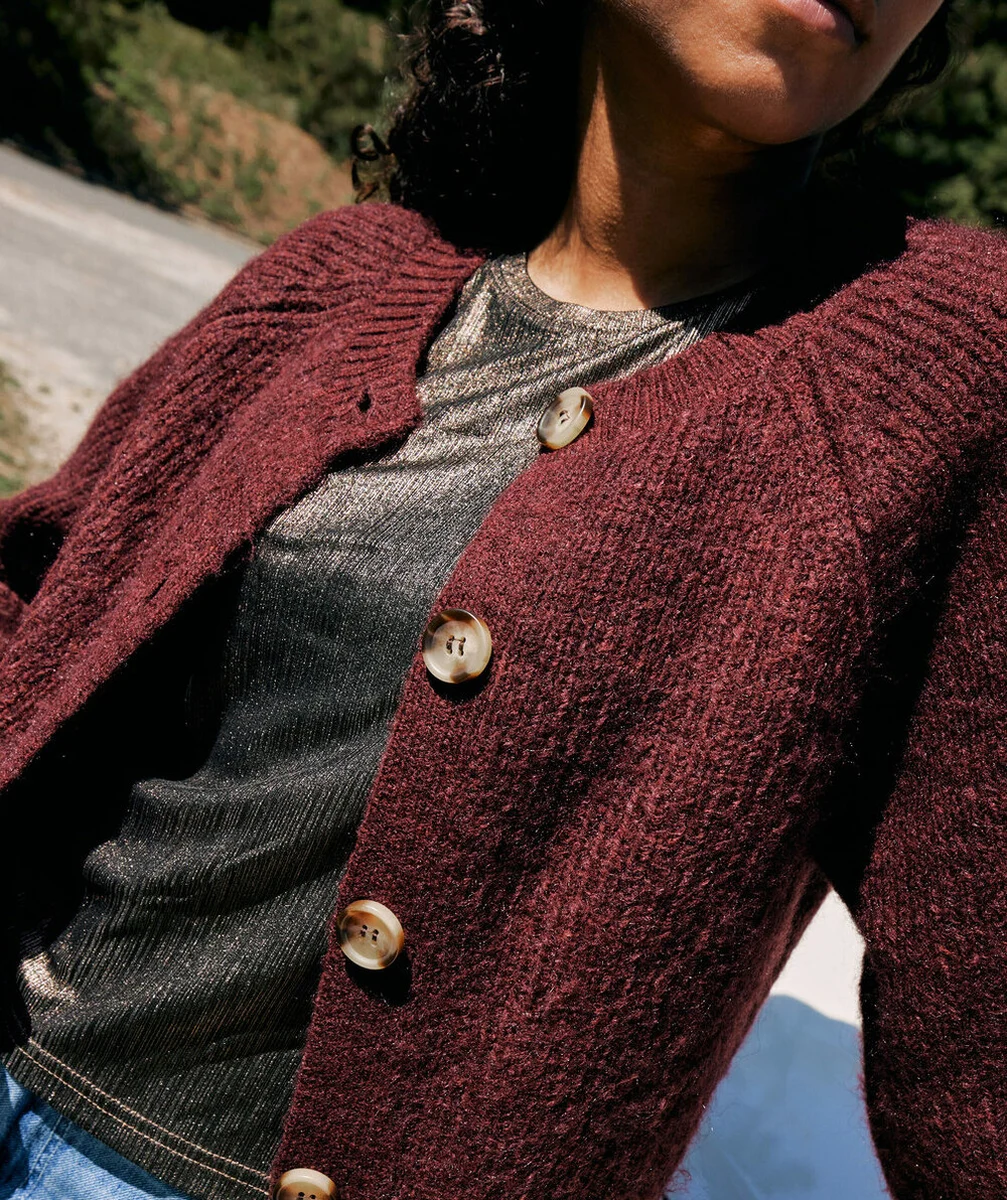CARDIGAN TRICOT FILLE ROUGE FONCÉ AVEC BOUTONS EFFET ÉCAILLES