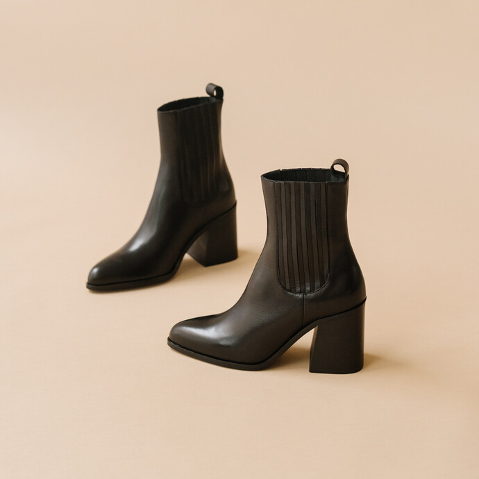 Boots à talons et à fronces  en cuir noir
