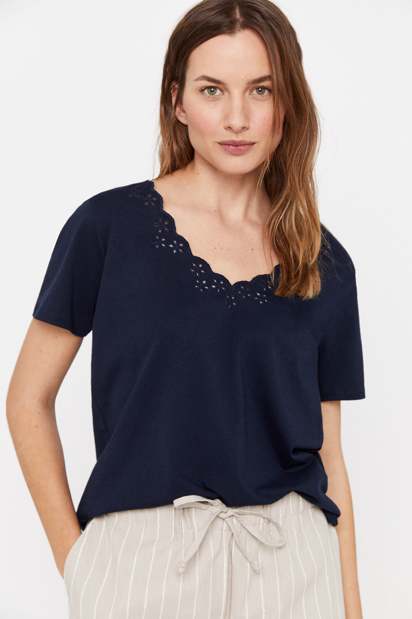 Camiseta romântica bordada - Azul marinho