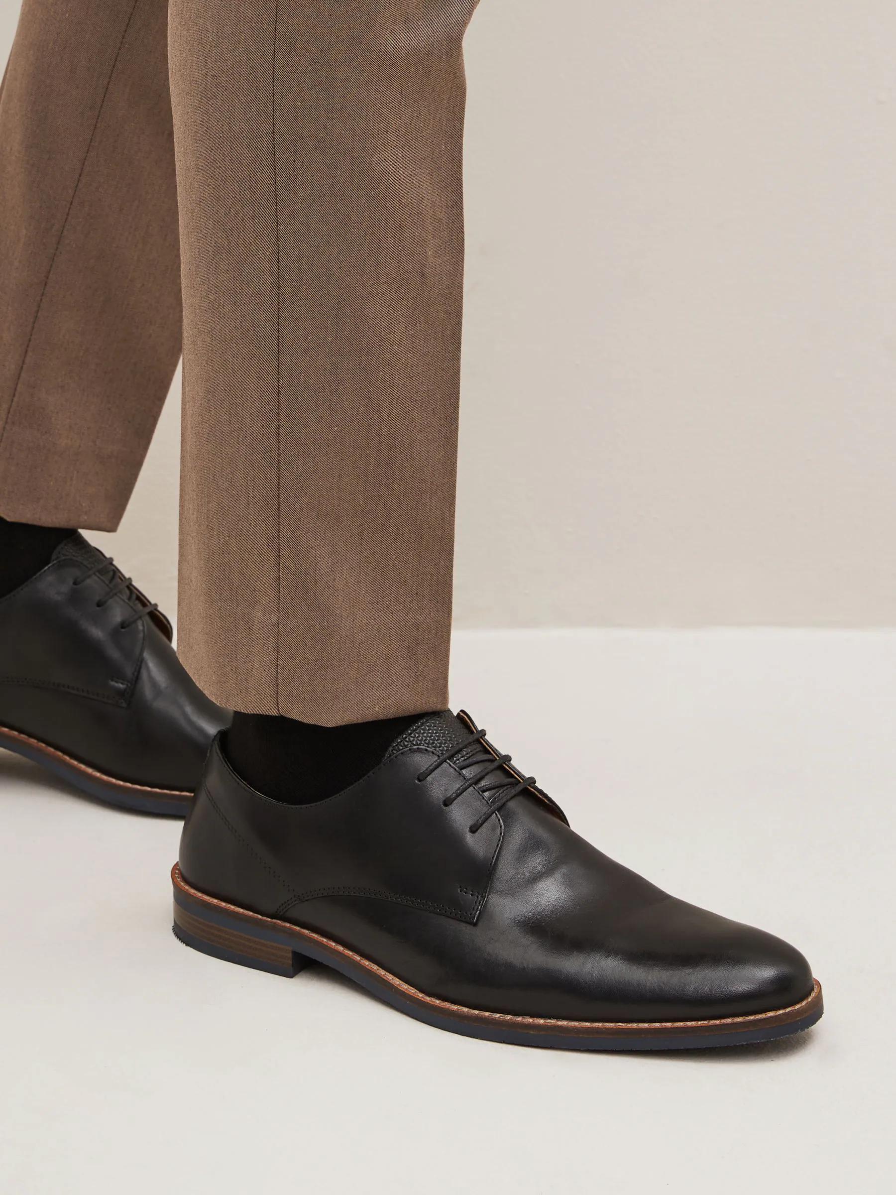 Zwart - Wijde pasvorm - Leren Derby-schoenen met contrasterende marineblauwe zool