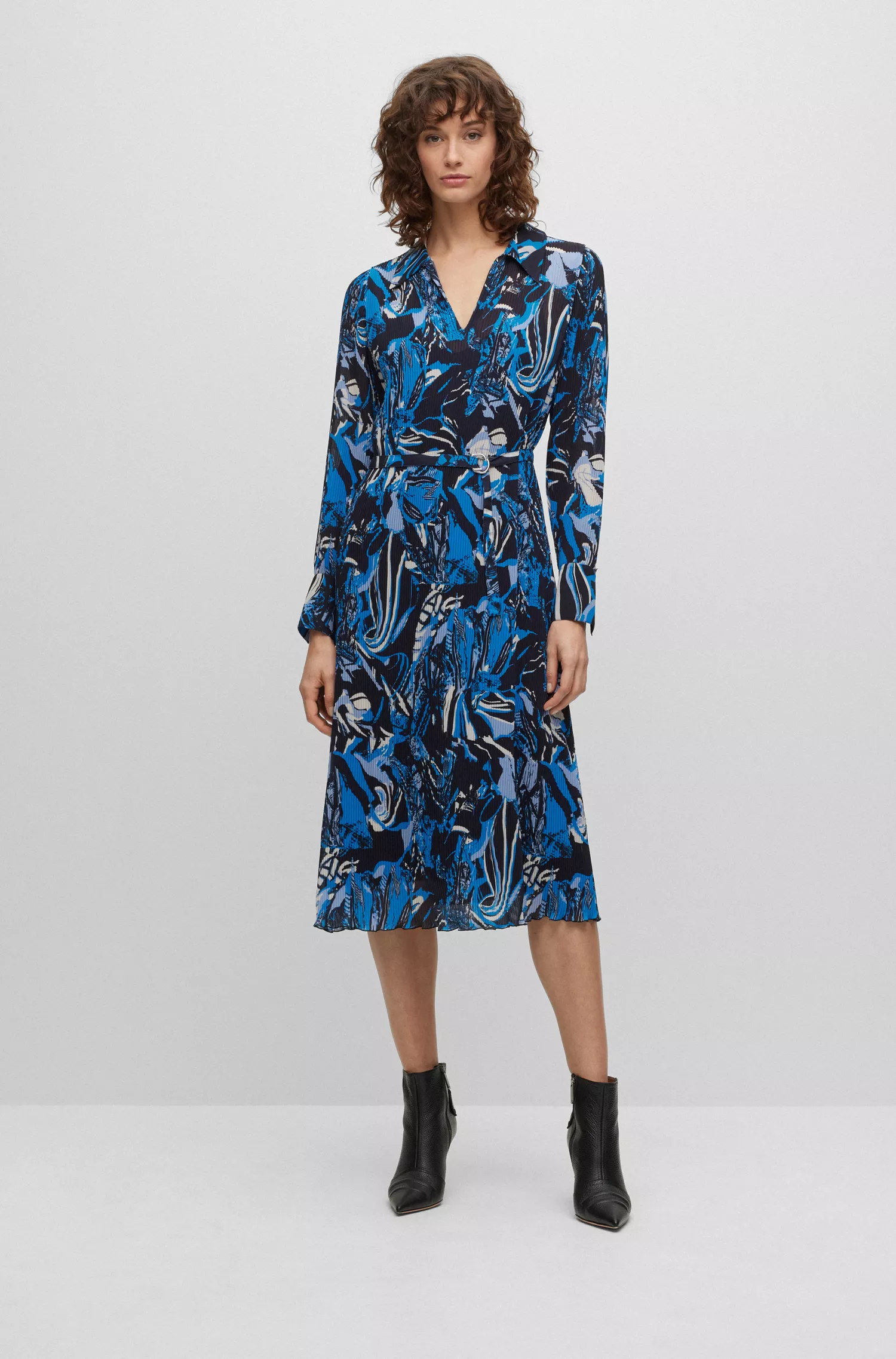 Vestido BOSS preto com estampa sazonal, cinto e decote em V.