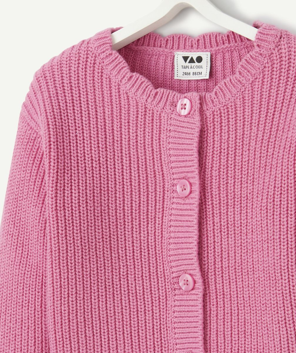 CARDIGAN MAILLE BÉBÉ FILLE EN COTON BIO ROSE COL FESTONNÉ
