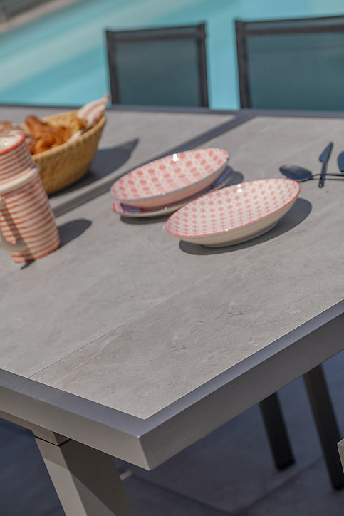 Table de jardin extensible Venise en aluminium coloris gris anthracite L.190/250 x l.95 x H.77 cm
