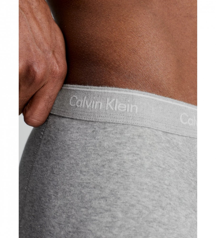 Conjunto de 3 cuecas boxer Calvin Klein nas cores cinza, branca e preta.