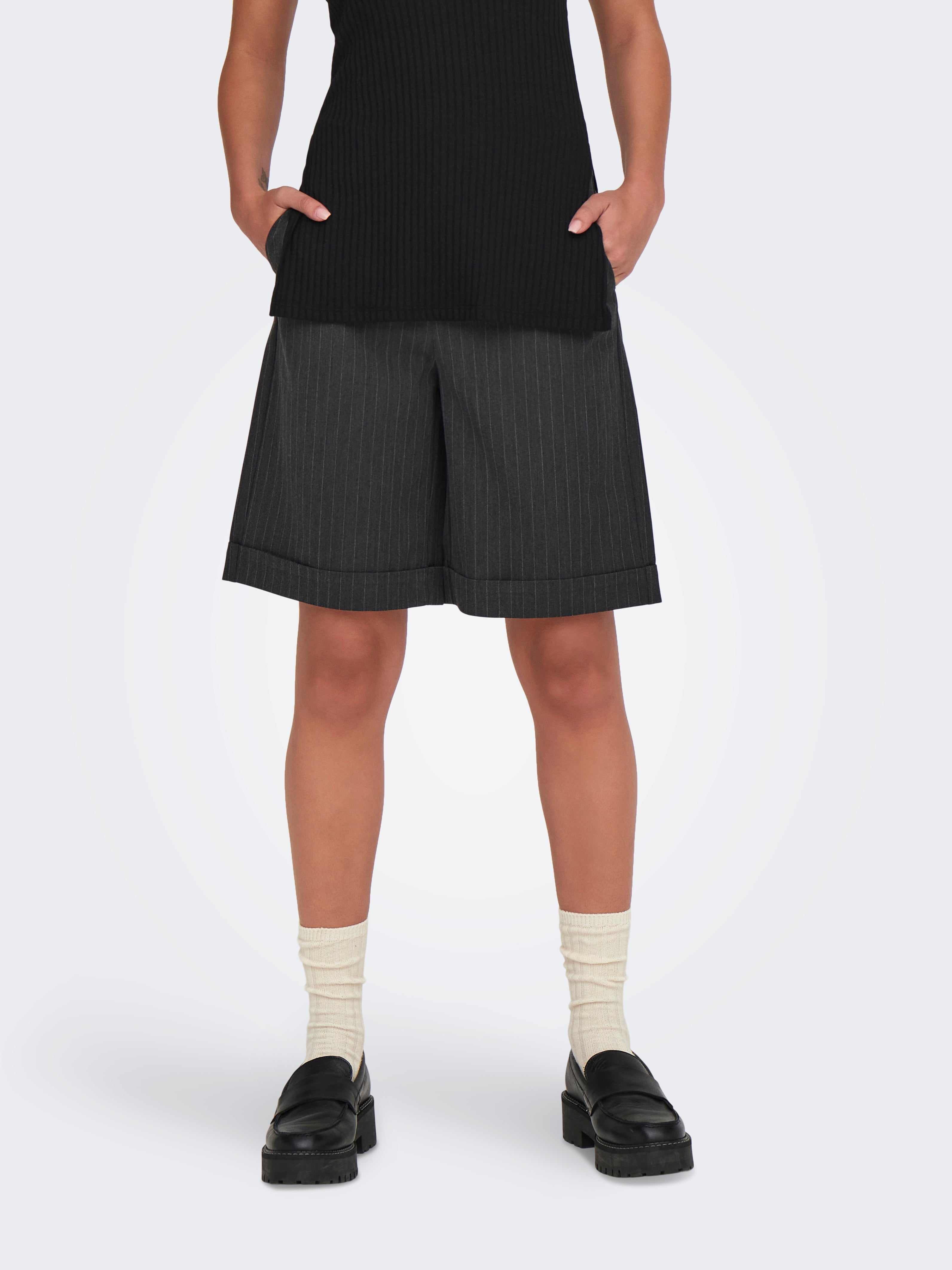 ONLCANA Locker geschnitten Shorts Dark Grey Melange