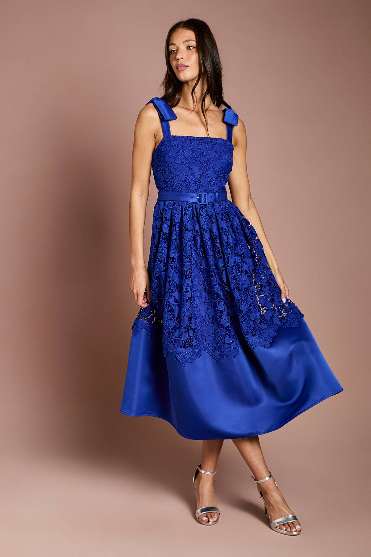 Coast Robe Midi En Dentelle À Encolure Carrée Avec Bretelles Nœud