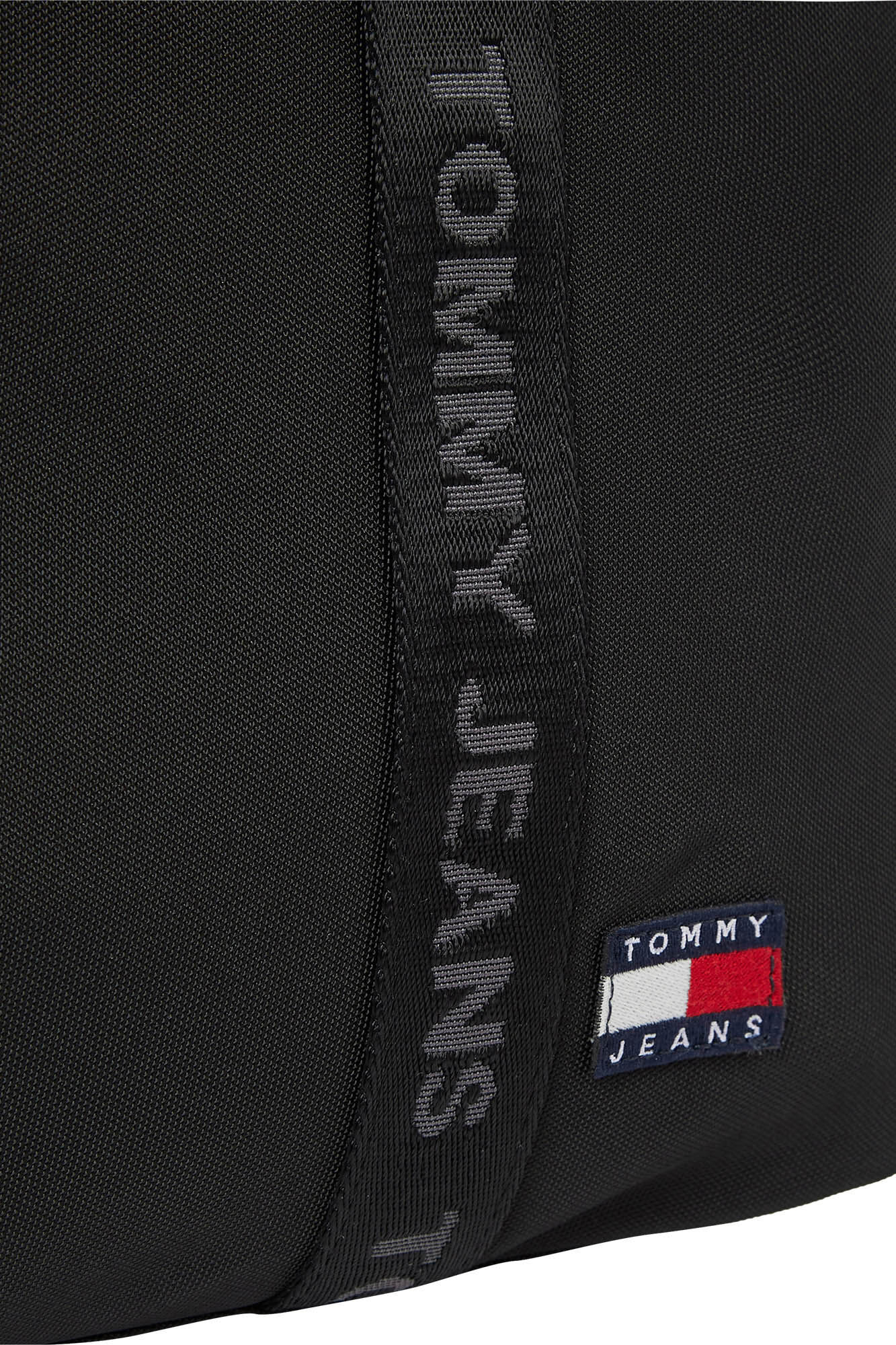 Bolsa tote feminina Tommy Jeans com fecho magnético.