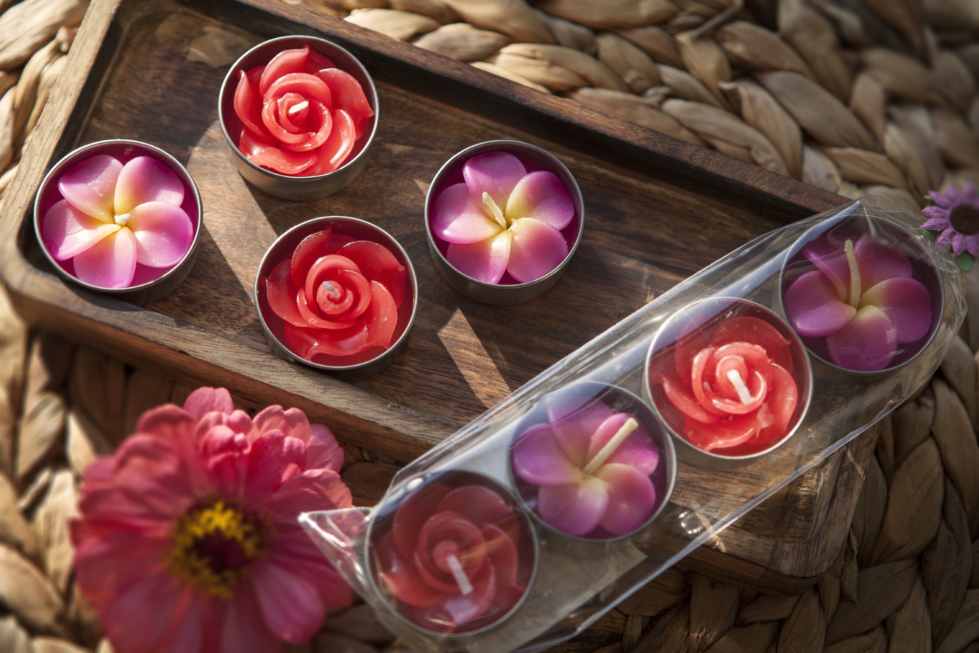 4 Duft-Teelichter 'Blume' handgeformt, rot, pink von fischer's lagerhaus