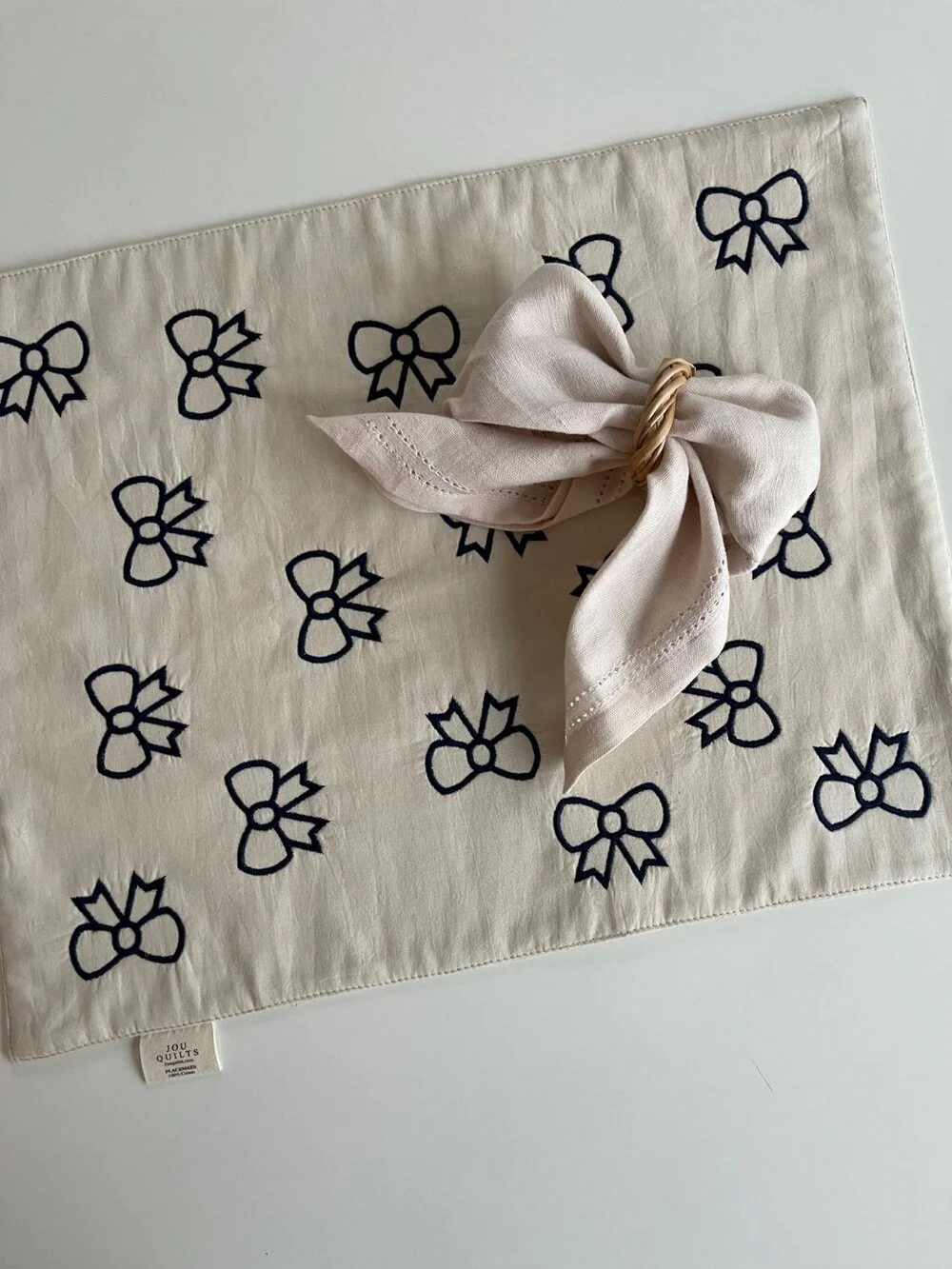 Jou Quilts  Jou Embroidery dækkeserviet - Bows Navy