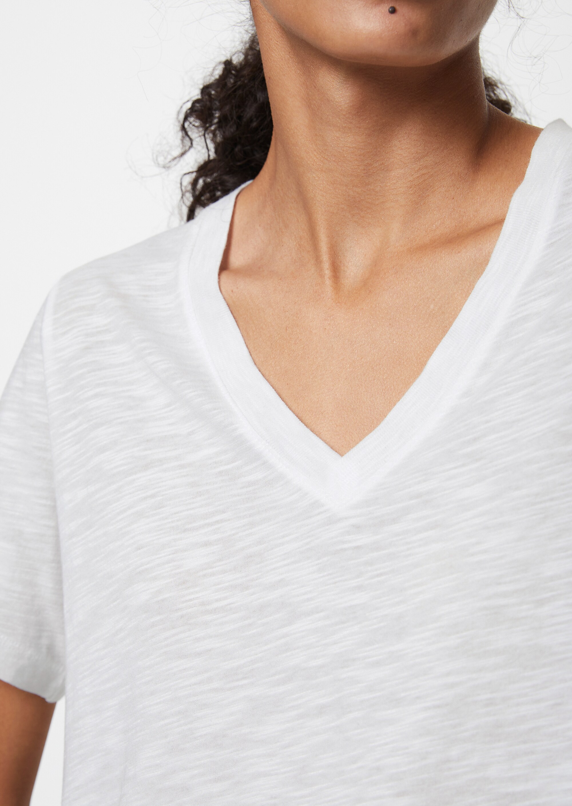 Slub-Jersey-V-Neck-T-Shirt aus Baumwolle-Viskose-Mix