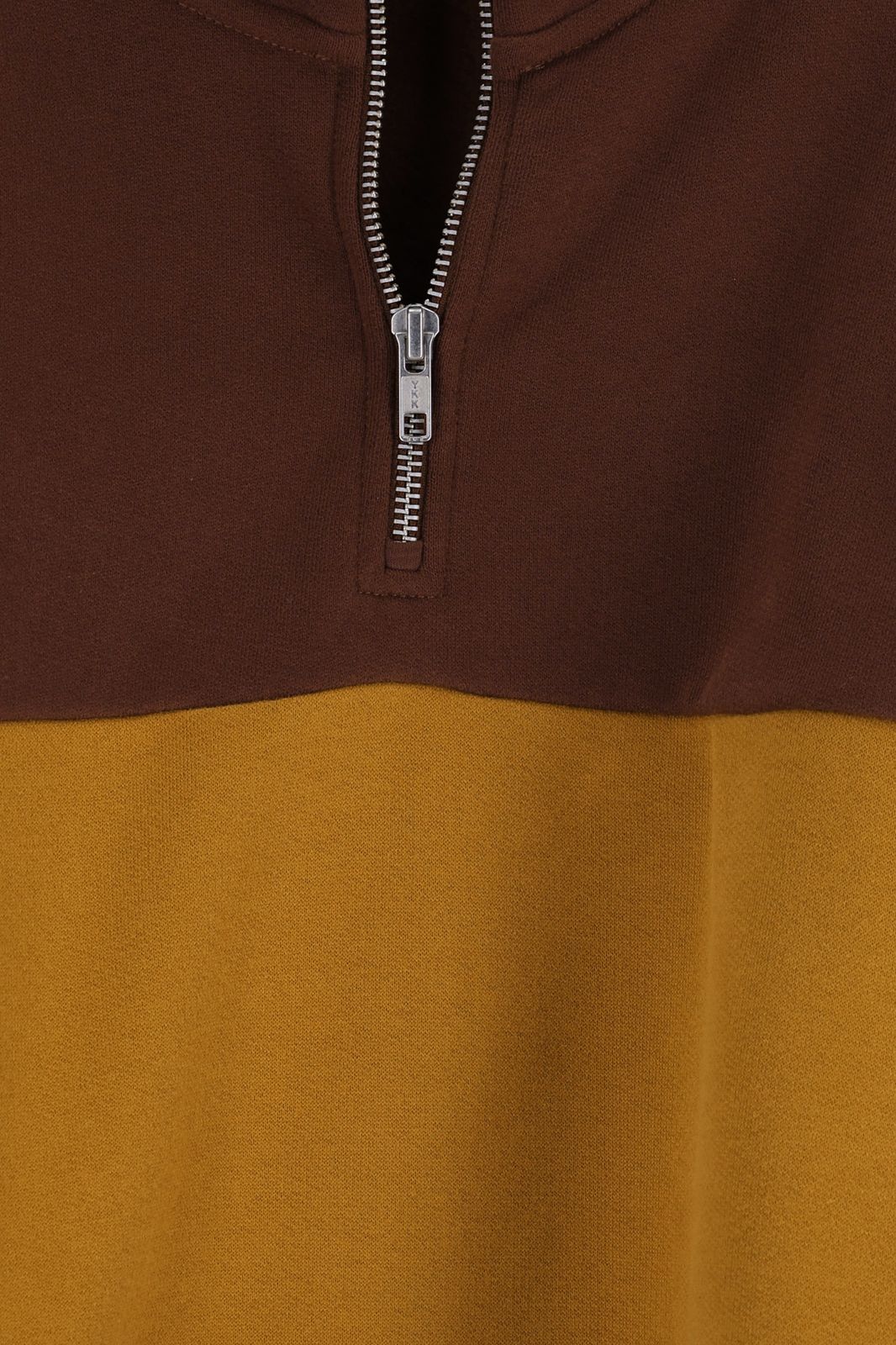 Donkerbruine sweater met streep