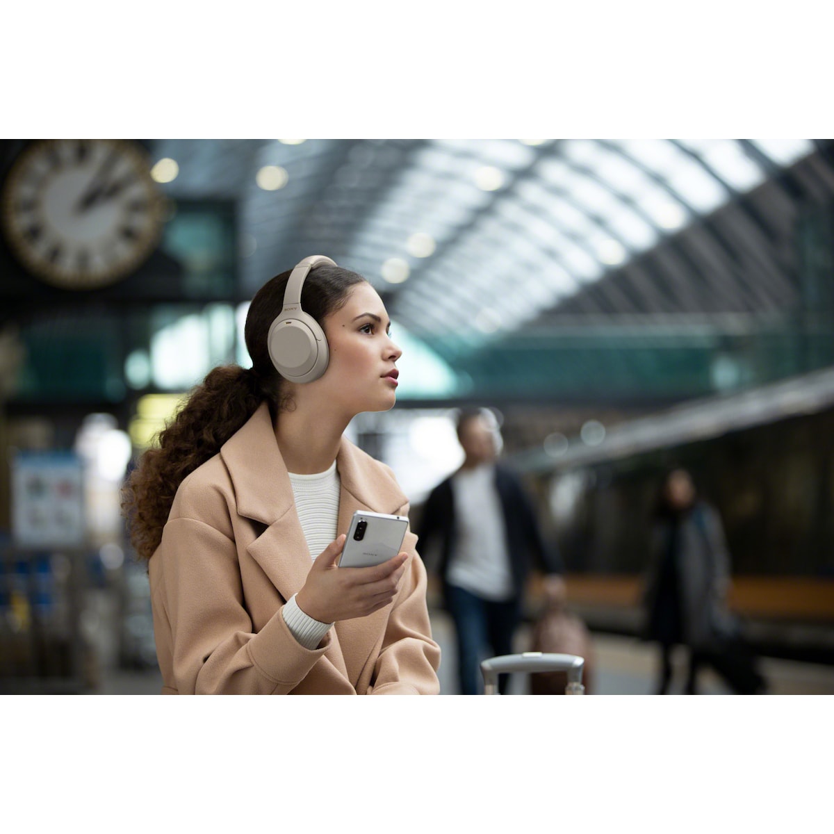 Sony trådløse around-ear hodetelefoner WH-1000XM4 (sølv)
