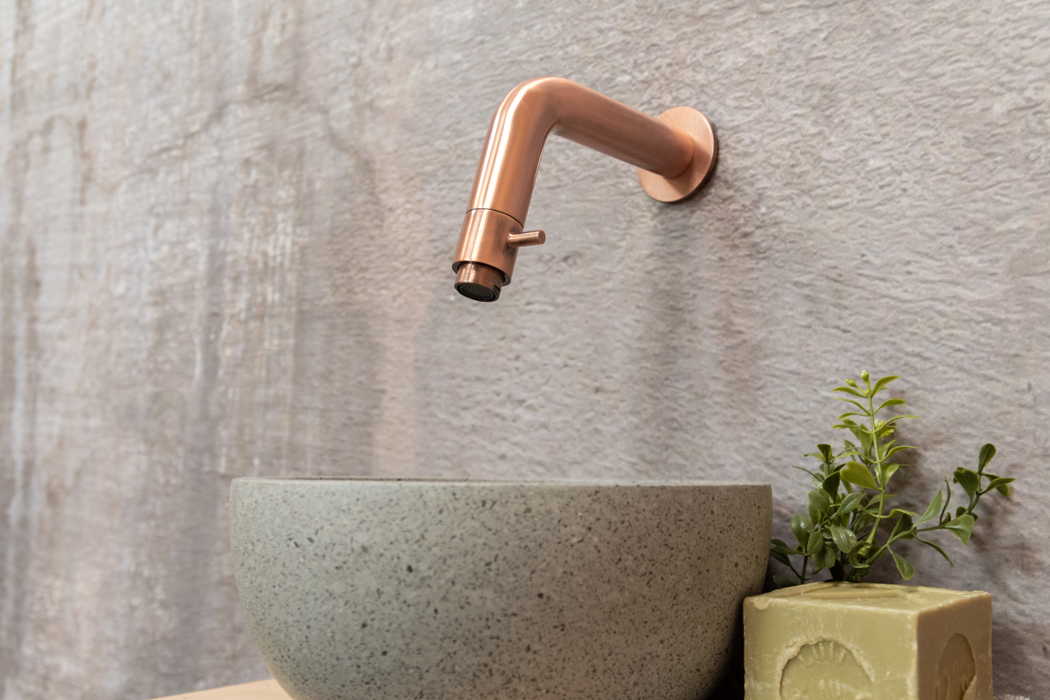 Saniclear Seba fonteinset met eiken plank, grijze terrazzo waskom en koperen kraan voor in het toilet