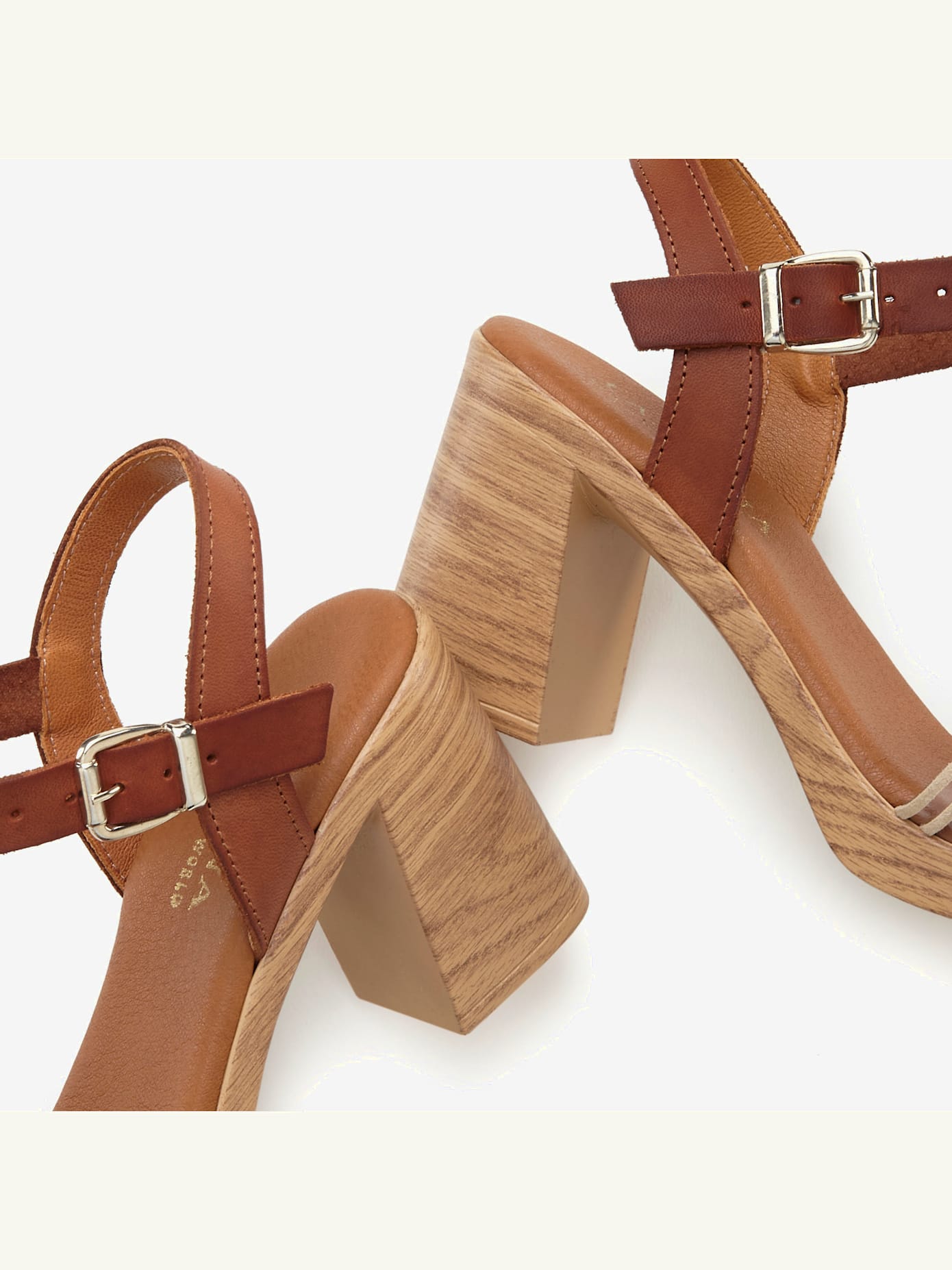 Sandales à brides talon bottier confortable et effet tressé raffiné