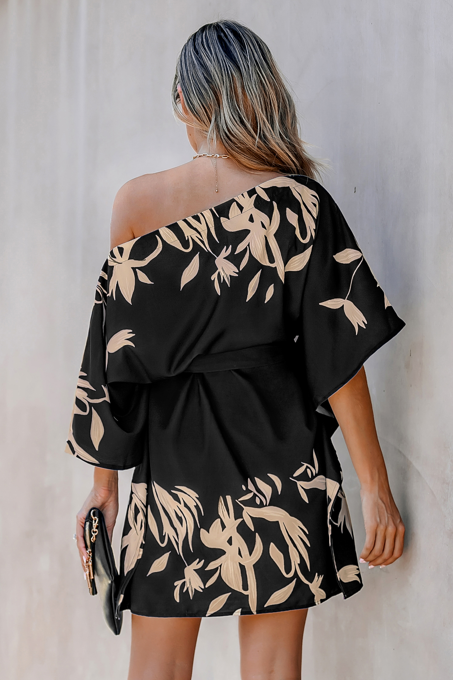 Robe à une épaule et imprimé floral avec ceinture