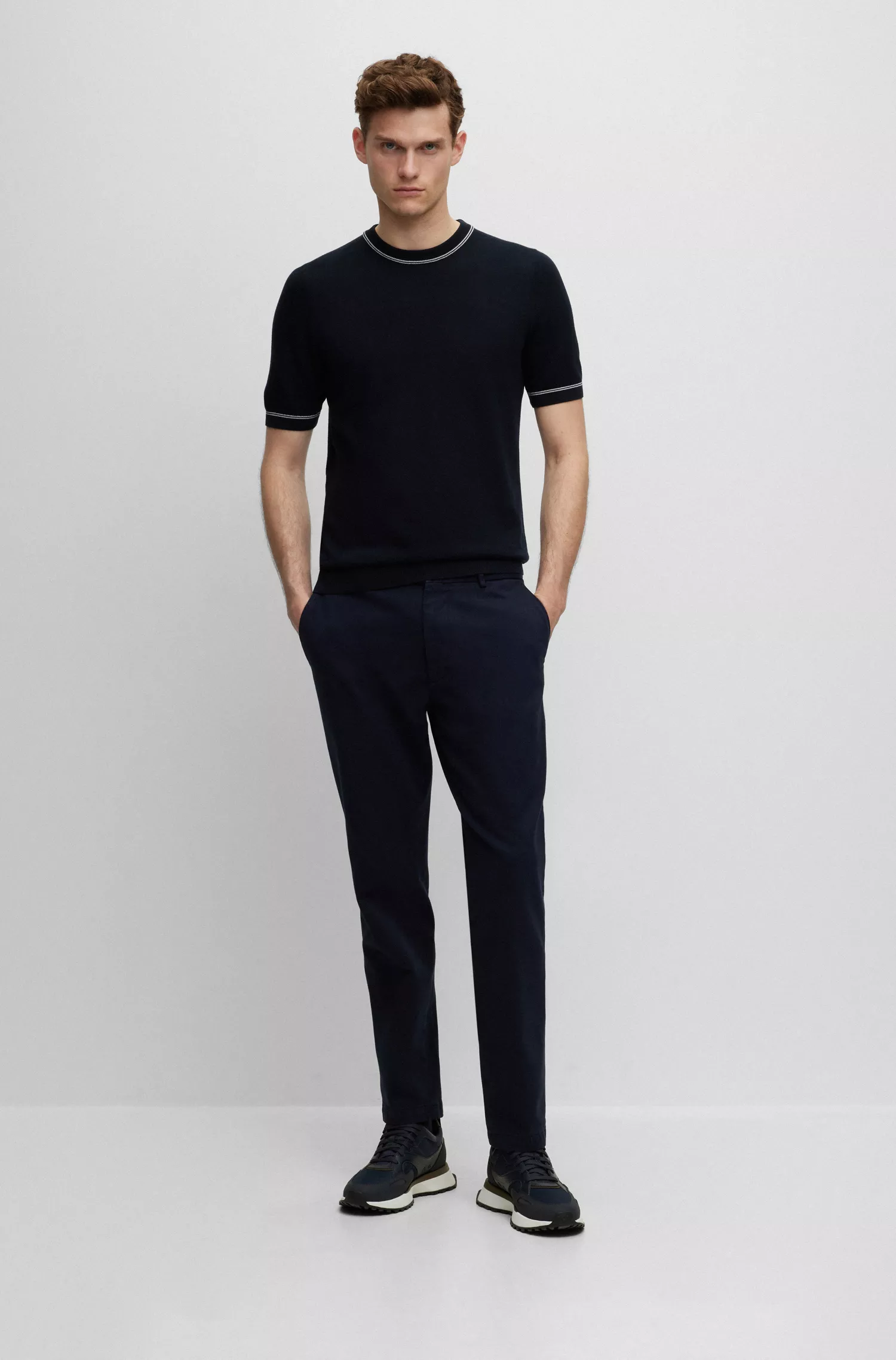 Calça BOSS preta de corte regular em sarja de algodão stretch bicolor.