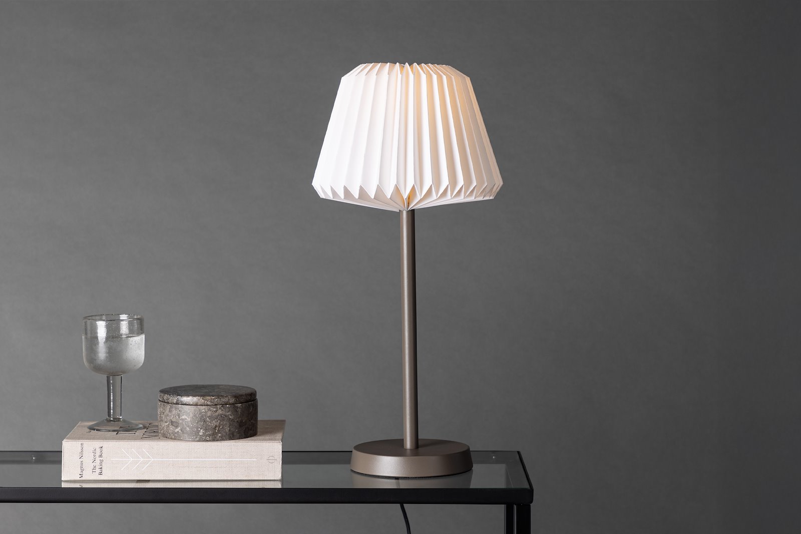 Tandådalen bordlampe Mocca farget fot, hvit skjerm