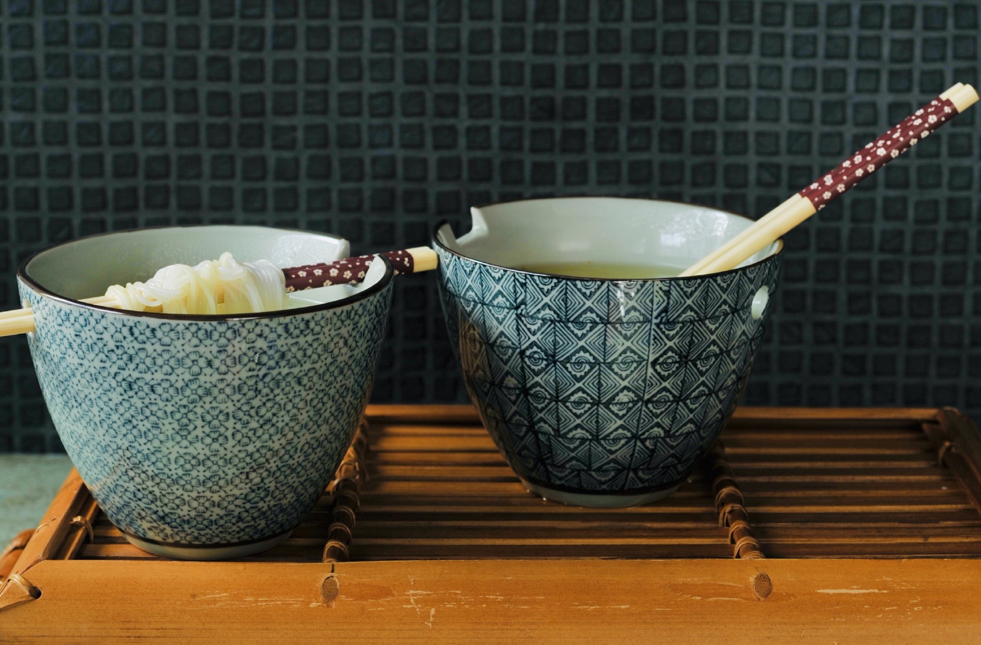 2er-Set Schalen mit Essstäbchen, blau, weiß, Ø 14 cm, H 11 cm zu 21,00